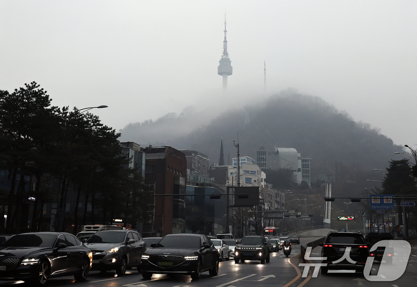(서울=뉴스1) 구윤성 기자 = 전국 대부분의 지역에 비나 눈이 내린 11일 오전 서울 남산에 비구름이 걸려 있다.  2025.12.11/뉴스1