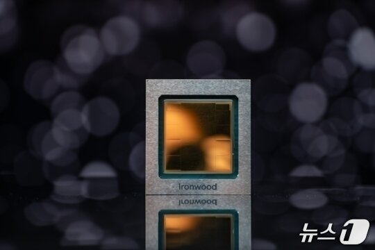 본문 이미지 - 구글의 최신 7세대 TPU 아이언우드는 칩당 192GB 메모리와 7.37TB/초 대역폭을 제공한다. 6세대 트릴리움 대비 메모리 용량은 6배, 대역폭은 4.5배 증가했다. 연산 성능은 4614 TFLOPS(fp8)에 달하며, 초대 TPU 대비 전력 효율은 30배, 트릴리움 대비 2배 개선됐다.(구글 클라우드 제공)