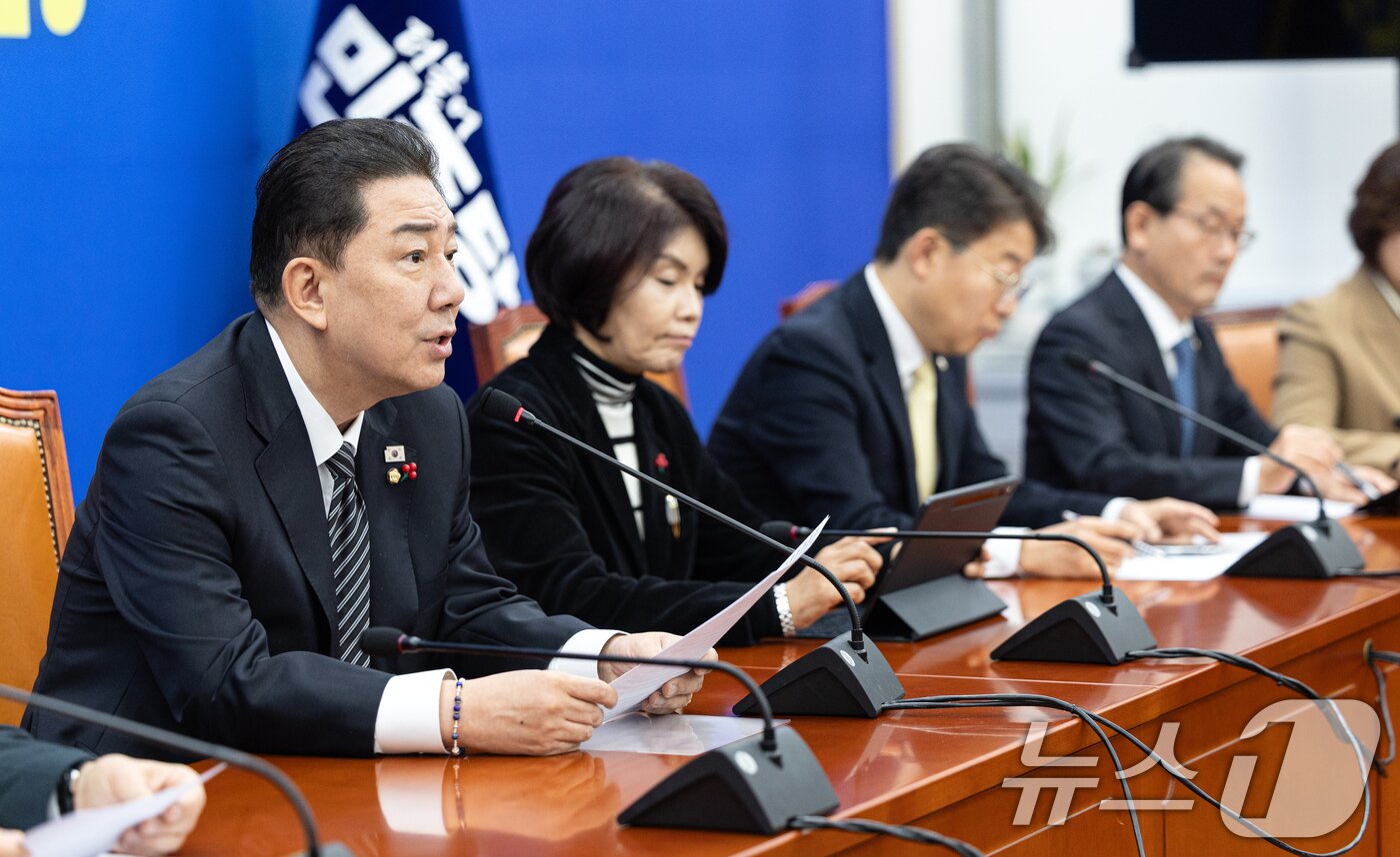 본문 이미지 - 김병기 더불어민주당 원내대표가 11일 서울 여의도 국회에서 열린 정책조정회의에서 모두발언하고 있다. 2025.12.11/뉴스1 ⓒ News1 이승배 기자