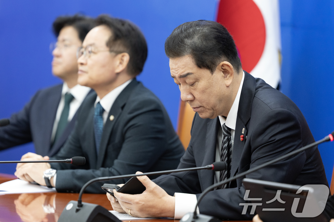 (서울=뉴스1) 이승배 기자 = 김병기 더불어민주당 원내대표가 11일 서울 여의도 국회에서 열린 정책조정회의에서 핸드폰을 확인하고 있다. 2025.12.11/뉴스1