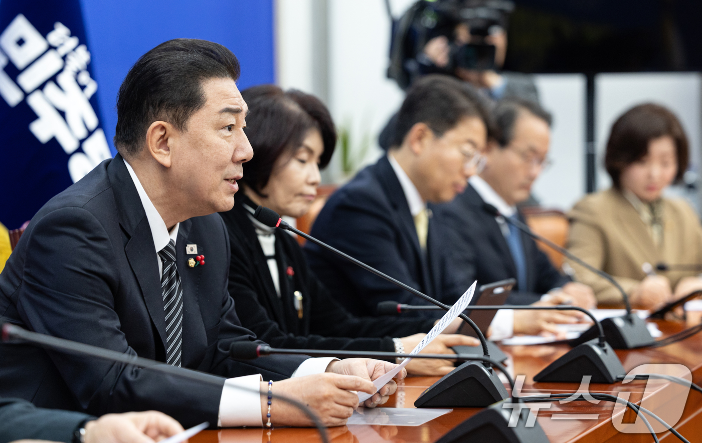 (서울=뉴스1) 이승배 기자 = 김병기 더불어민주당 원내대표가 11일 서울 여의도 국회에서 열린 정책조정회의에서 모두발언하고 있다. 2025.12.11/뉴스1