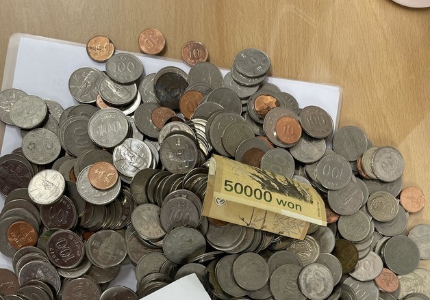 2년 모은 돼지저금통부터 노인들 쌈짓돈까지 '성금 릴레이'