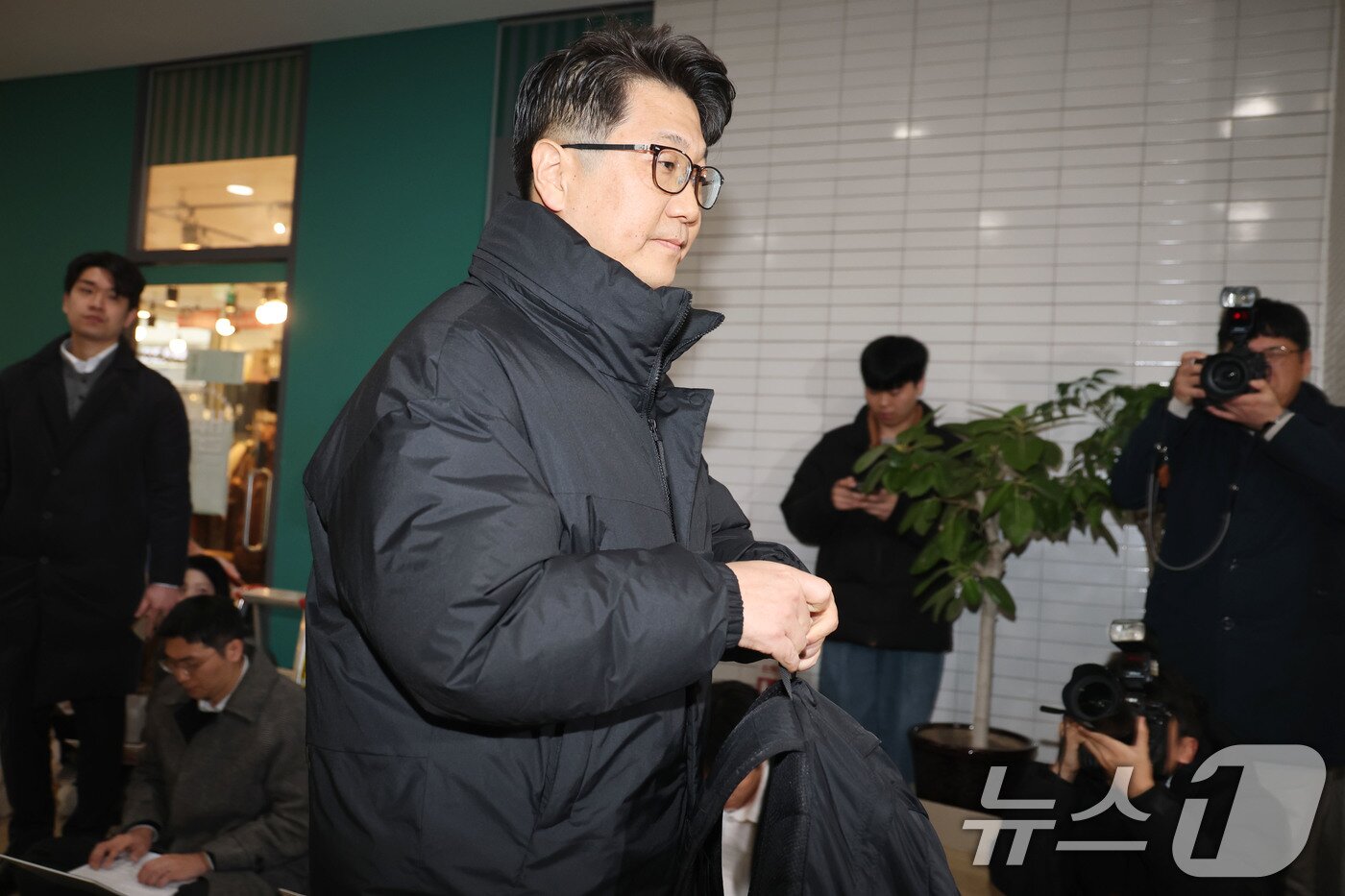 본문 이미지 - 쿠팡 일용직 노동자 퇴직금 미지급 사건 수사 과정에서 외압이 있었다고 폭로한 문지석 검사가 11일 오전 서울 서초구 안권섭 특별검사팀 사무실에 참고인 신분으로 출석하고 있다. 2025.12.11/뉴스1 ⓒ News1 이광호 기자