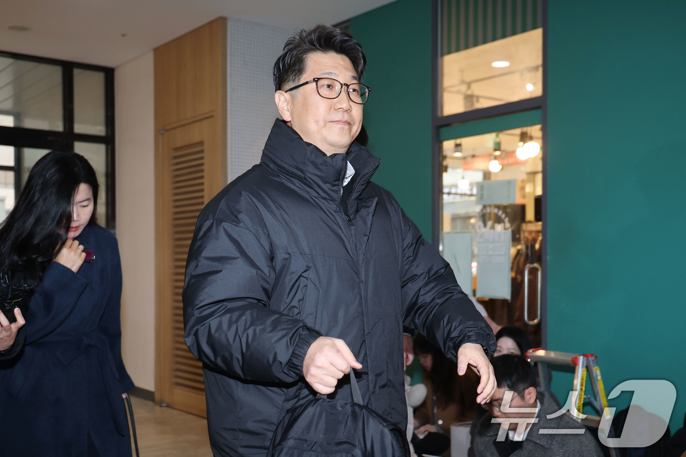 (서울=뉴스1) 이광호 기자 = 쿠팡 일용직 노동자 퇴직금 미지급 사건 수사 과정에서 외압이 있었다고 폭로한 문지석 검사가 11일 오전 서울 서초구 안권섭 특별검사팀 사무실에 참고 …