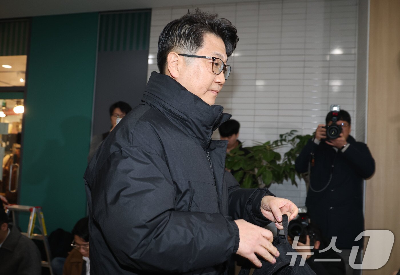 본문 이미지 - 쿠팡 일용직 노동자 퇴직금 미지급 사건 수사 과정에서 외압이 있었다고 폭로한 문지석 검사가 11일 오전 서울 서초구 안권섭 특별검사팀 사무실에 참고인 신분으로 출석하고 있다. 2025.12.11/뉴스1 ⓒ News1 이광호 기자