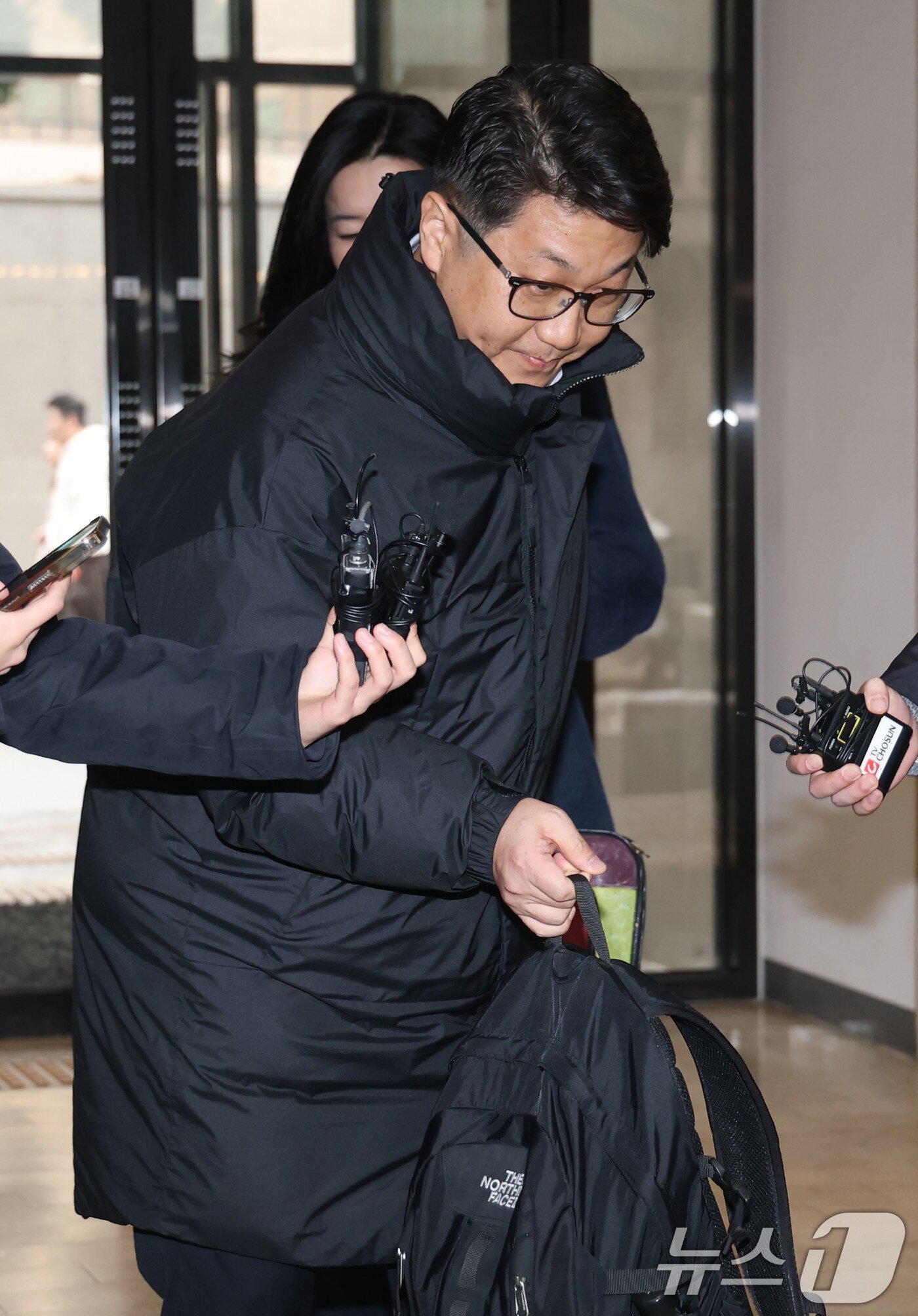 본문 이미지 - 쿠팡 일용직 노동자 퇴직금 미지급 사건 수사 과정에서 외압이 있었다고 폭로한 문지석 검사가 11일 오전 서울 서초구 안권섭 특별검사팀 사무실에 참고인 신분으로 출석하고 있다. 2025.12.11/뉴스1 ⓒ News1 이광호 기자