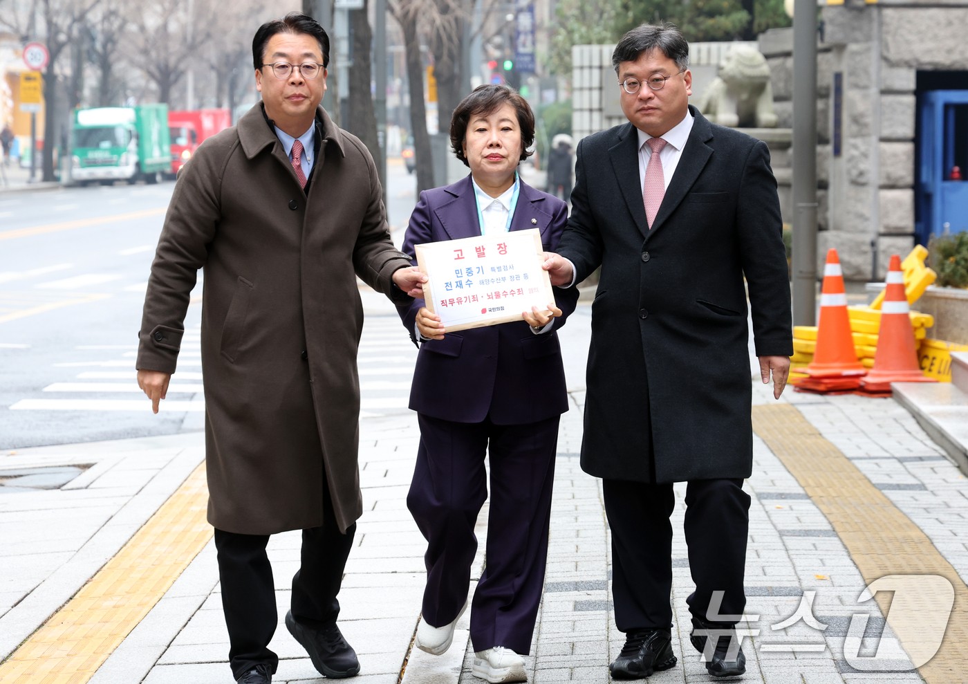 (서울=뉴스1) 김명섭 기자 = 국민의힘 조배숙 사법정의수호 및 독재저지특위 위원장, 곽규택 법률자문위원장이 11일 서울 종로구 서울지방경찰청에서 통일교 금품수수 의혹 관련 민중기 …