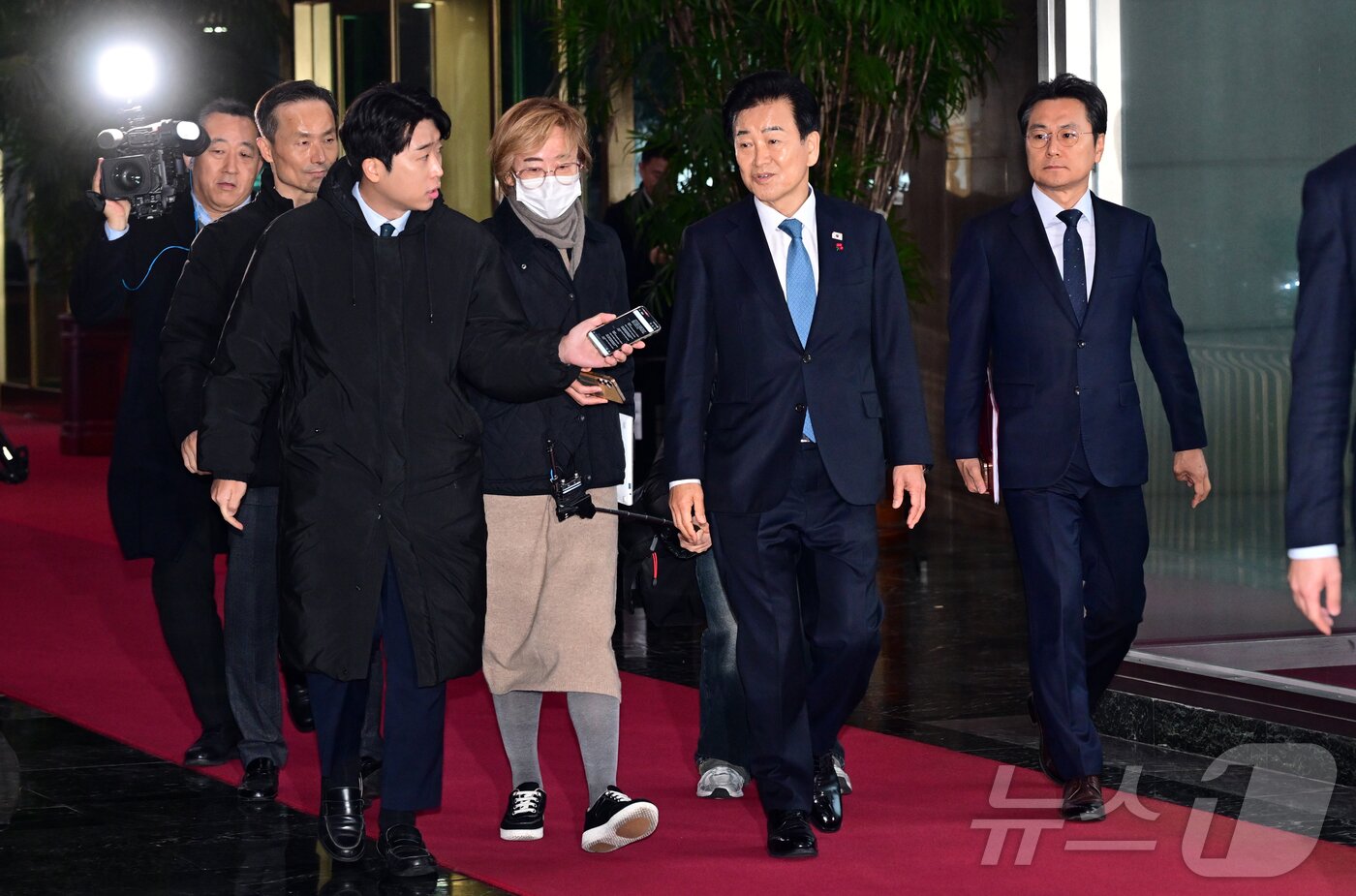 본문 이미지 - 통일교 금품수수 의혹 당사자로 지목된 정동영 통일부 장관이 11일 오전 서울 종로구 정부서울청사로 출근하며 취재진의 질문에 답변하고 있다. &#40;공동취재&#41;2025.12.11/뉴스1 ⓒ News1 임세영 기자