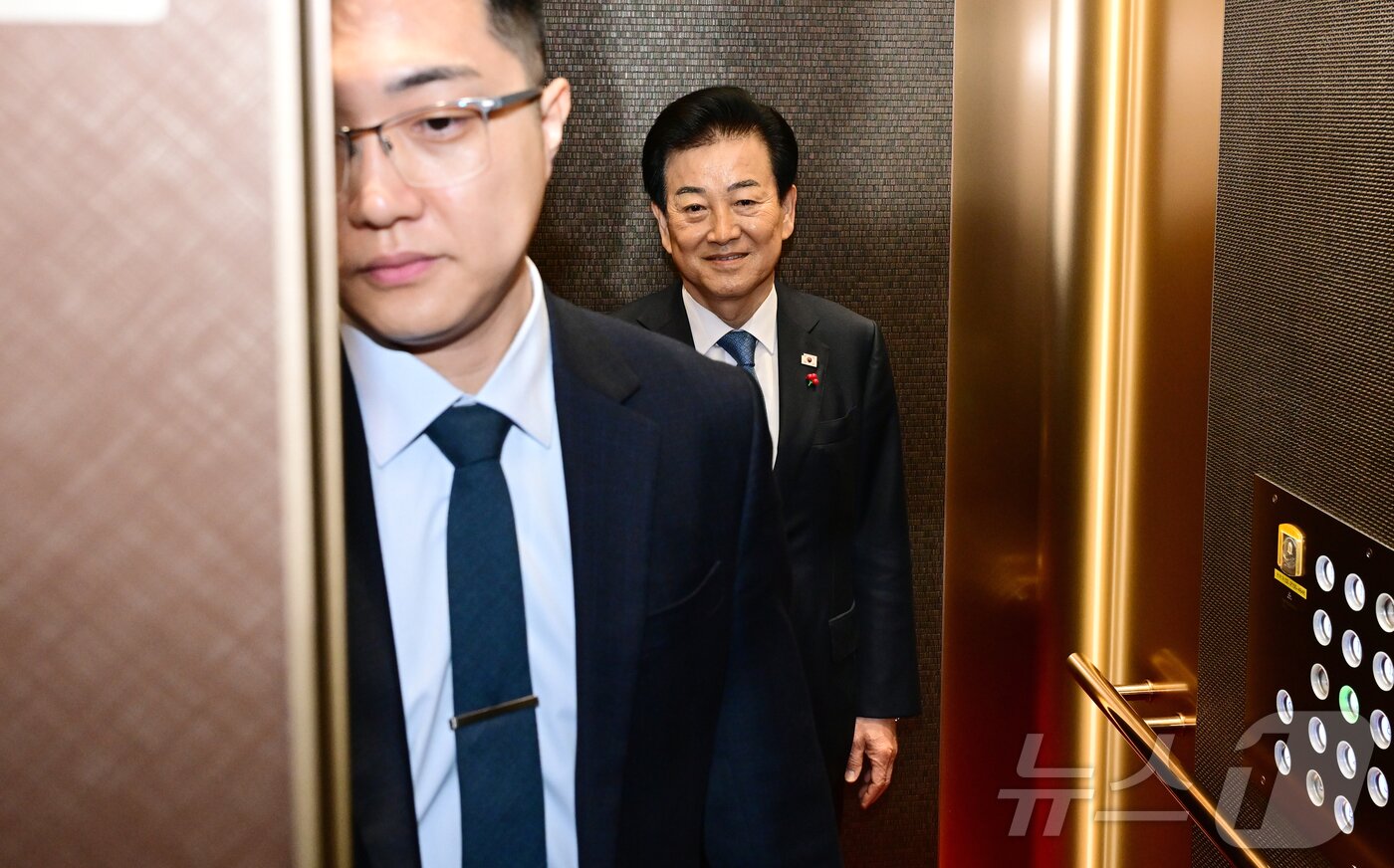 본문 이미지 - 통일교 금품수수 의혹 당사자로 지목된 정동영 통일부 장관이 11일 오전 서울 종로구 정부서울청사로 출근해 엘리베이터를 타고 있다. &#40;공동취재&#41; 2025.12.11/뉴스1 ⓒ News1 임세영 기자