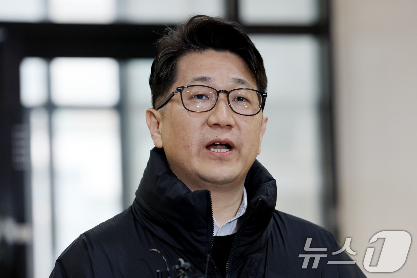 (서울=뉴스1) 이광호 기자 = 쿠팡 일용직 노동자 퇴직금 미지급 사건 수사 과정에서 외압이 있었다고 폭로한 문지석 검사가 11일 오전 서울 서초구 안권섭 특별검사팀 사무실에 참고 …