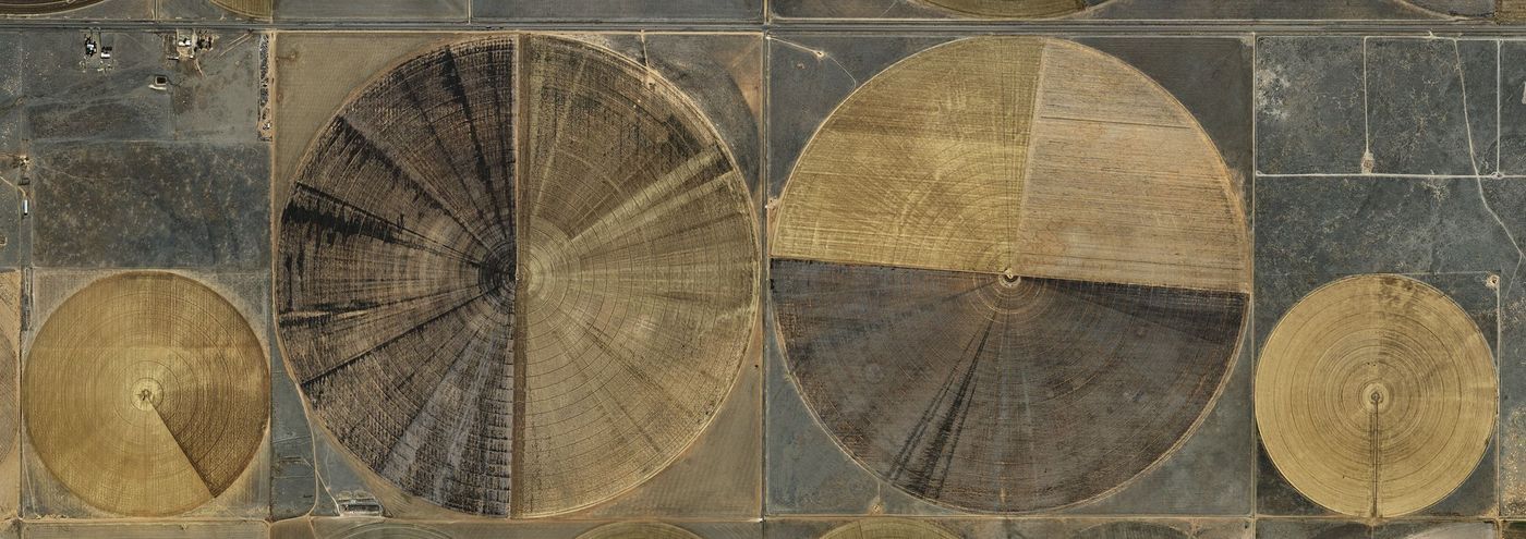 본문 이미지 - 에드워드 버틴스키의 회고전 '버틴스키: 추출/추상'