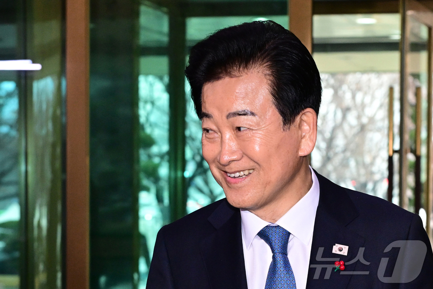 (서울=뉴스1) 임세영 기자 = 통일교 금품수수 의혹 당사자로 지목된 정동영 통일부 장관이 11일 오전 서울 종로구 정부서울청사로 출근하며 취재진의 질문에 답변하고 있다. (공동취 …