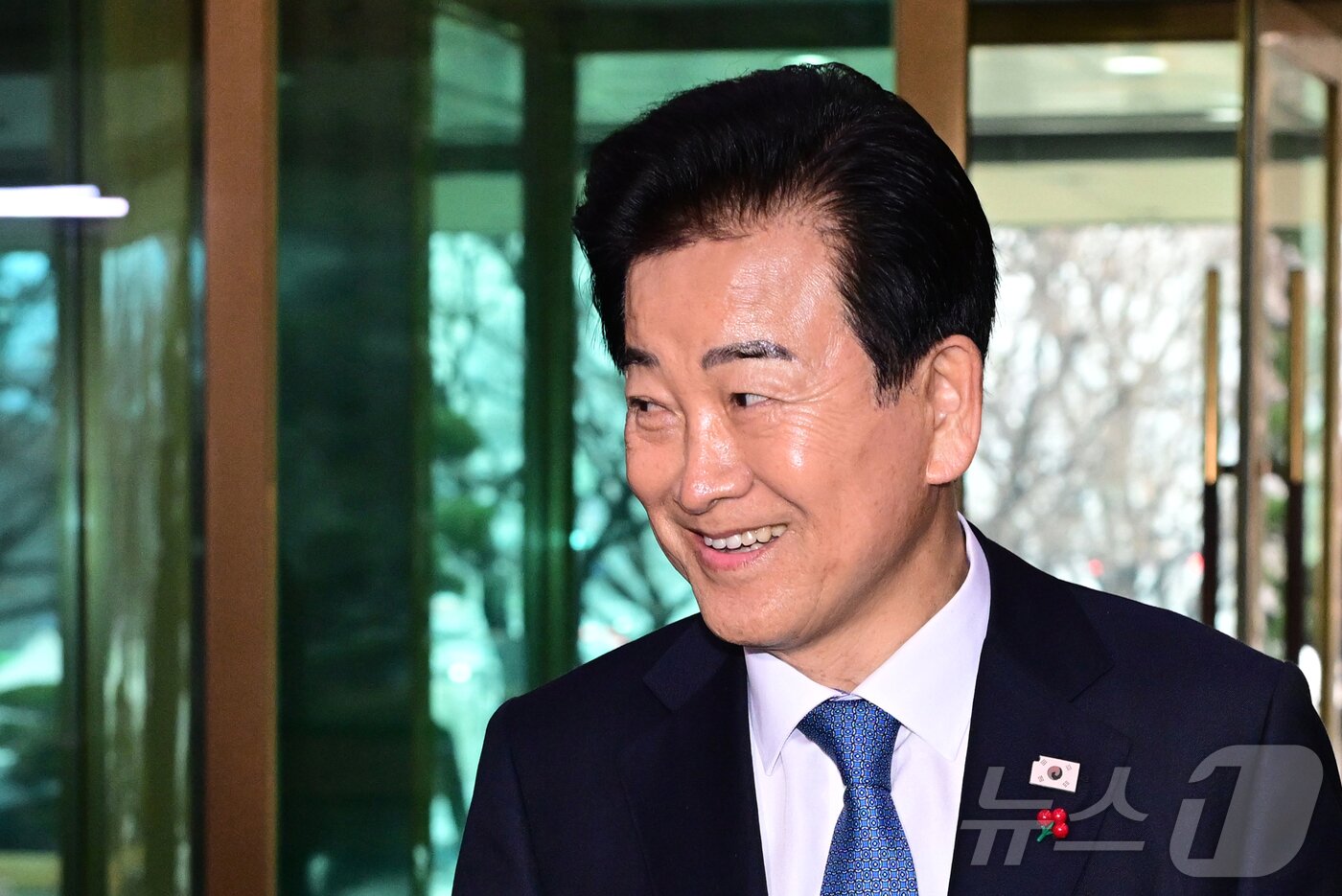 본문 이미지 - 통일교 금품수수 의혹 당사자로 지목된 정동영 통일부 장관이 11일 오전 서울 종로구 정부서울청사로 출근하며 취재진의 질문에 답변하고 있다. &#40;공동취재&#41; 2025.12.11/뉴스1 ⓒ News1 임세영 기자