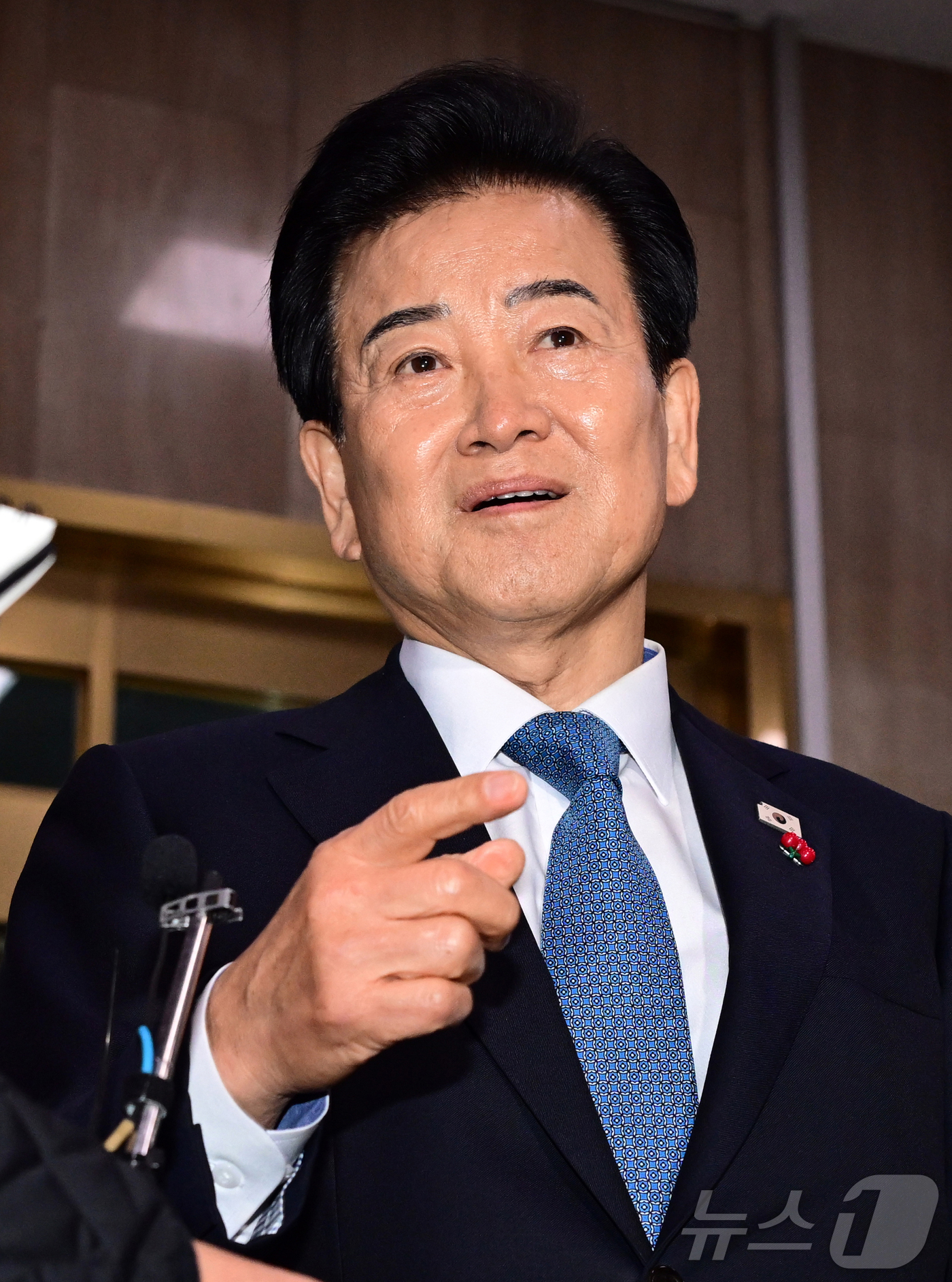 (서울=뉴스1) 임세영 기자 = 통일교 금품수수 의혹 당사자로 지목된 정동영 통일부 장관이 11일 오전 서울 종로구 정부서울청사로 출근하며 취재진의 질문에 답변하고 있다. (공동취 …