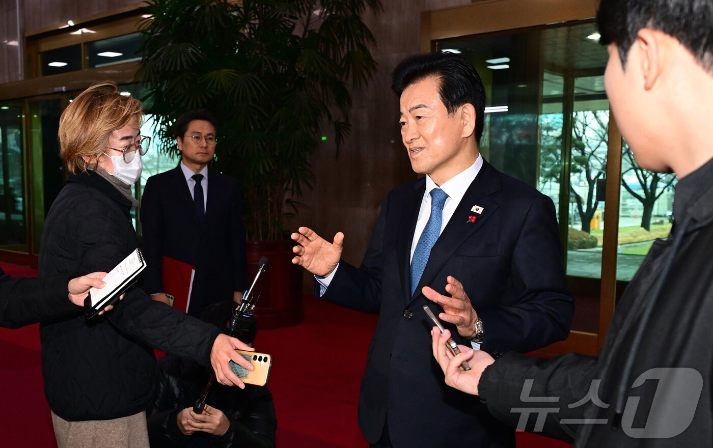 본문 이미지 - 통일교 금품수수 의혹 당사자로 지목된 정동영 통일부 장관이 11일 오전 서울 종로구 정부서울청사로 출근하며 취재진의 질문에 답변하고 있다. &#40;공동취재&#41; 2025.12.11/뉴스1 ⓒ News1 임세영 기자