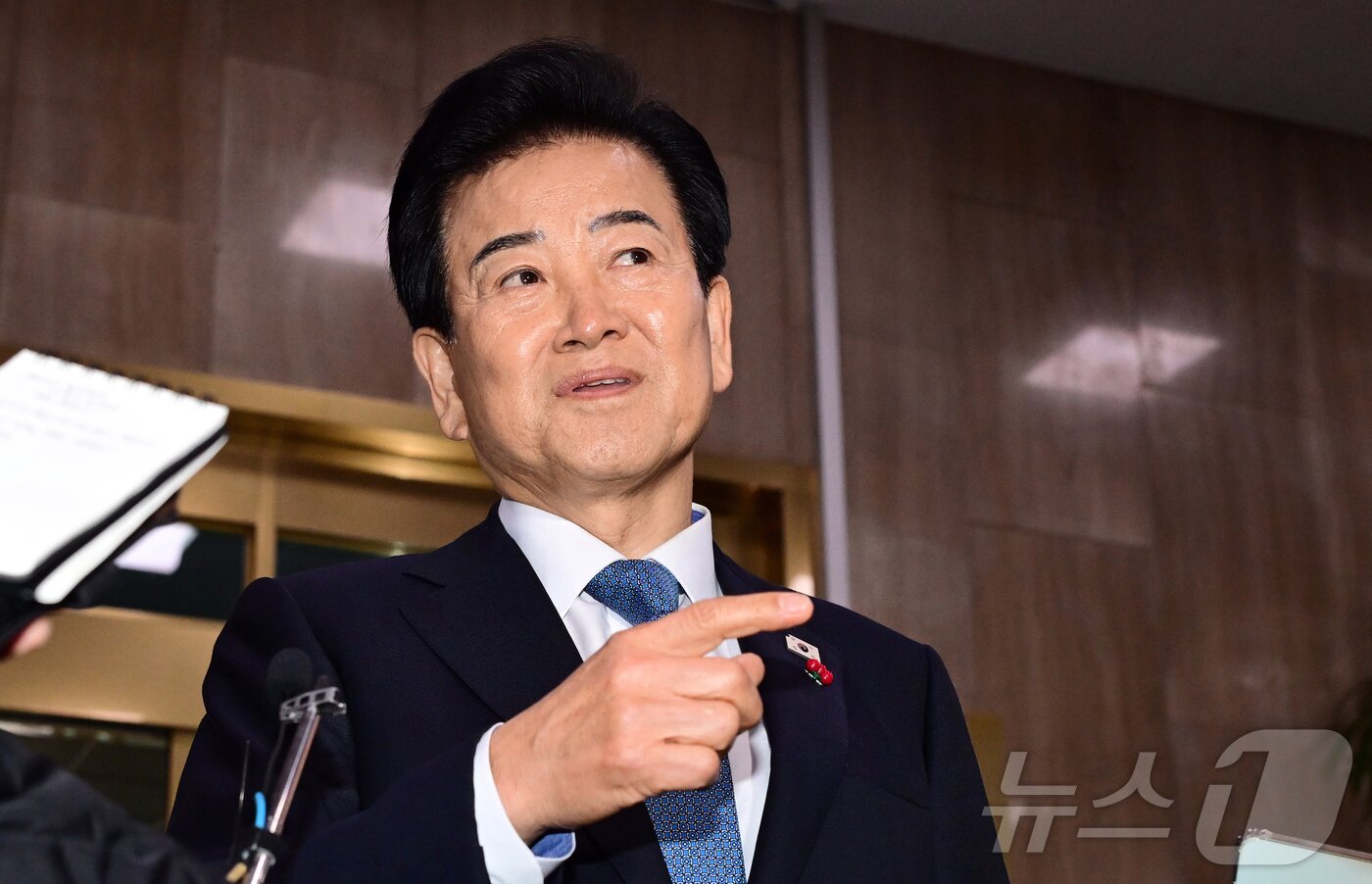 본문 이미지 - 통일교 금품수수 의혹 당사자로 지목된 정동영 통일부 장관이 11일 오전 서울 종로구 정부서울청사로 출근하며 취재진의 질문에 답변하고 있다. &#40;공동취재&#41; 2025.12.11/뉴스1 ⓒ News1 임세영 기자