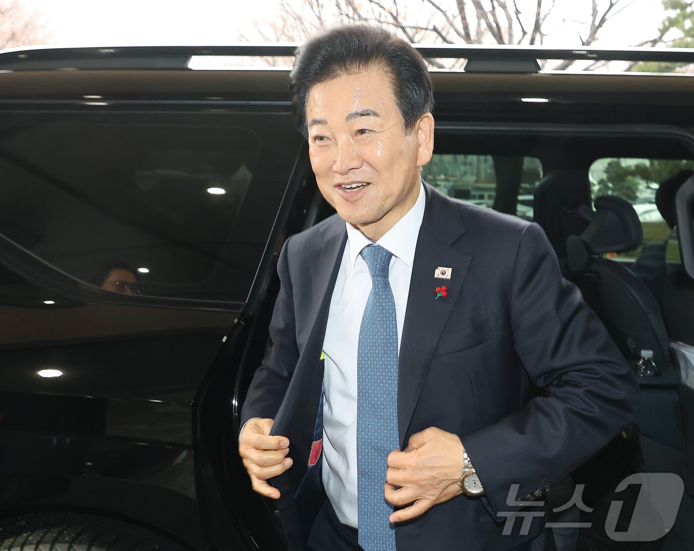 본문 이미지 - 통일교 금품수수 의혹 당사자로 지목된 정동영 통일부 장관이 11일 오전 서울 종로구 정부서울청사로 출근하고 있다. &#40;공동취재&#41; 2025.12.11/뉴스1 ⓒ News1 임세영 기자