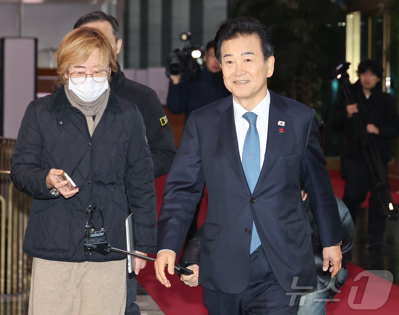 본문 이미지 - 통일교 금품수수 의혹 당사자로 지목된 정동영 통일부 장관이 11일 오전 서울 종로구 정부서울청사로 출근하며 취재진의 질문에 답변하고 있다. &#40;공동취재&#41; 2025.12.11/뉴스1 ⓒ News1 임세영 기자