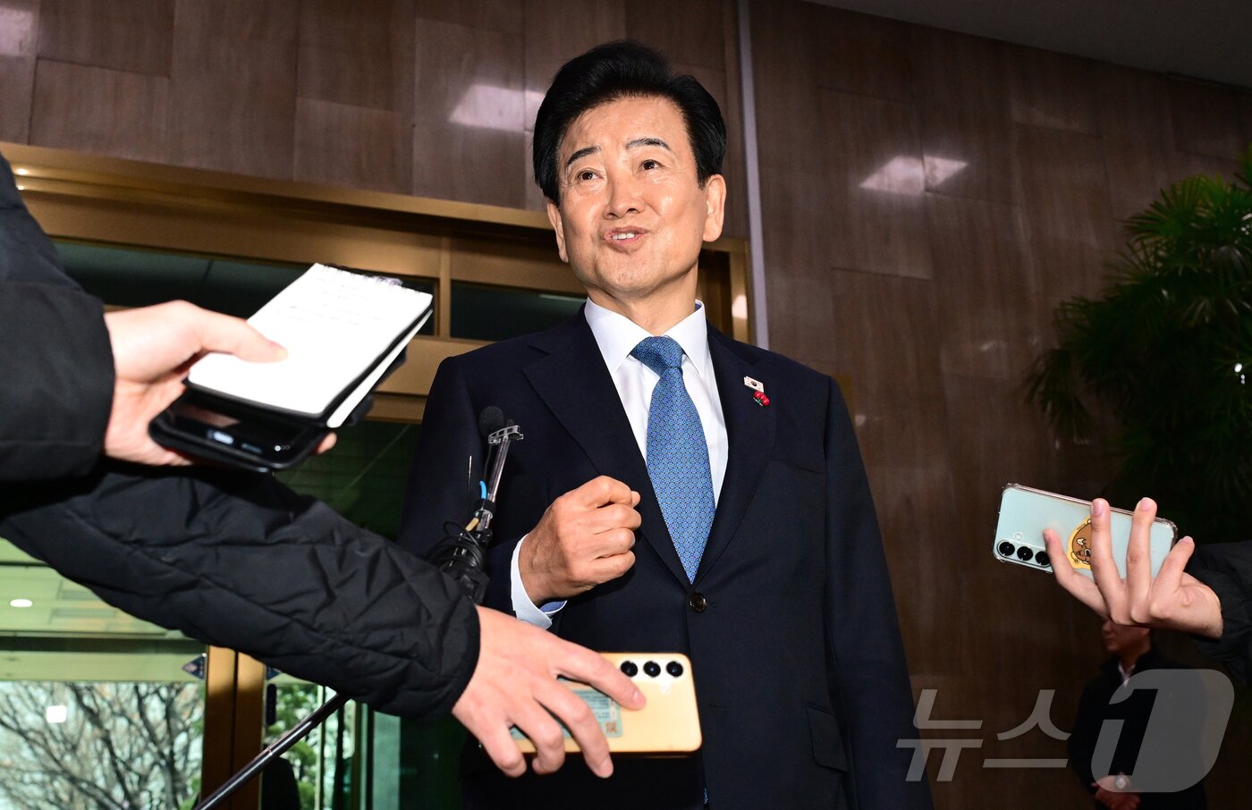 본문 이미지 - 통일교 금품수수 의혹 당사자로 지목된 정동영 통일부 장관이 11일 오전 서울 종로구 정부서울청사로 출근하며 취재진의 질문에 답변하고 있다. &#40;공동취재&#41; 2025.12.11/뉴스1 ⓒ News1 임세영 기자