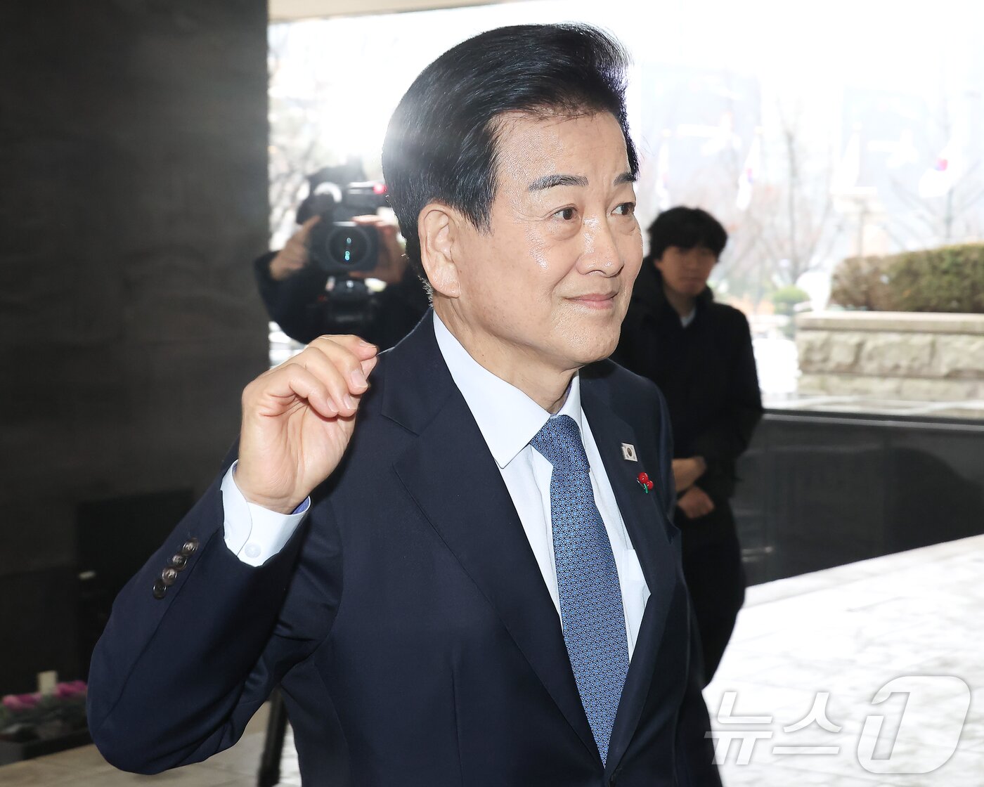 본문 이미지 - 통일교 금품수수 의혹 당사자로 지목된 정동영 통일부 장관이 11일 오전 서울 종로구 정부서울청사로 출근하고 있다. &#40;공동취재&#41; 2025.12.11/뉴스1 ⓒ News1 임세영 기자