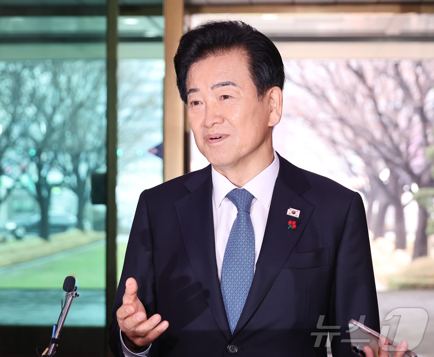 본문 이미지 - 통일교 금품수수 의혹 당사자로 지목된 정동영 통일부 장관이 11일 오전 서울 종로구 정부서울청사로 출근하며 취재진의 질문에 답변하고 있다. &#40;공동취재&#41; 2025.12.11/뉴스1 ⓒ News1 임세영 기자