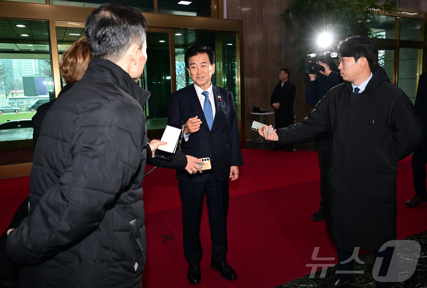 (서울=뉴스1) 임세영 기자 = 통일교 금품수수 의혹 당사자로 지목된 정동영 통일부 장관이 11일 오전 서울 종로구 정부서울청사로 출근하며 취재진의 질문에 답변하고 있다. (공동취 …
