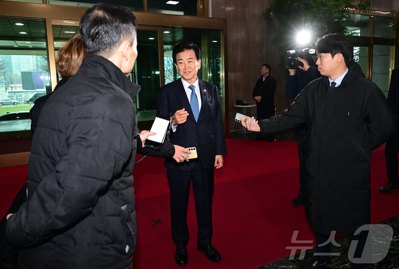 본문 이미지 - 통일교 금품수수 의혹 당사자로 지목된 정동영 통일부 장관이 11일 오전 서울 종로구 정부서울청사로 출근하며 취재진의 질문에 답변하고 있다. &#40;공동취재&#41; 2025.12.11/뉴스1 ⓒ News1 임세영 기자