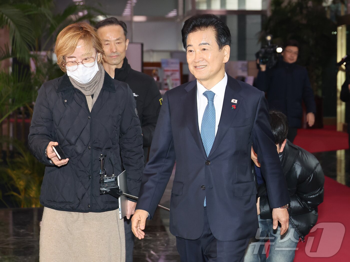 본문 이미지 - 통일교 금품수수 의혹 당사자로 지목된 정동영 통일부 장관이 11일 오전 서울 종로구 정부서울청사로 출근하며 취재진의 질문에 답변하고 있다. &#40;공동취재&#41; 2025.12.11/뉴스1 ⓒ News1 임세영 기자