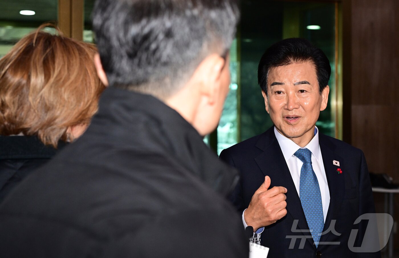 본문 이미지 - 통일교 금품수수 의혹 당사자로 지목된 정동영 통일부 장관이 11일 오전 서울 종로구 정부서울청사로 출근하며 취재진의 질문에 답변하고 있다. (공동취재) 2025.12.11/뉴스1 ⓒ News1 임세영 기자