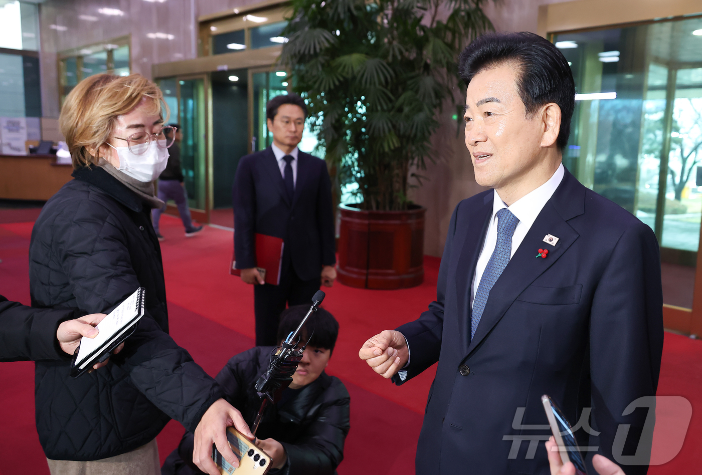 (서울=뉴스1) 임세영 기자 = 통일교 금품수수 의혹 당사자로 지목된 정동영 통일부 장관이 11일 오전 서울 종로구 정부서울청사로 출근하며 취재진의 질문에 답변하고 있다. (공동취 …