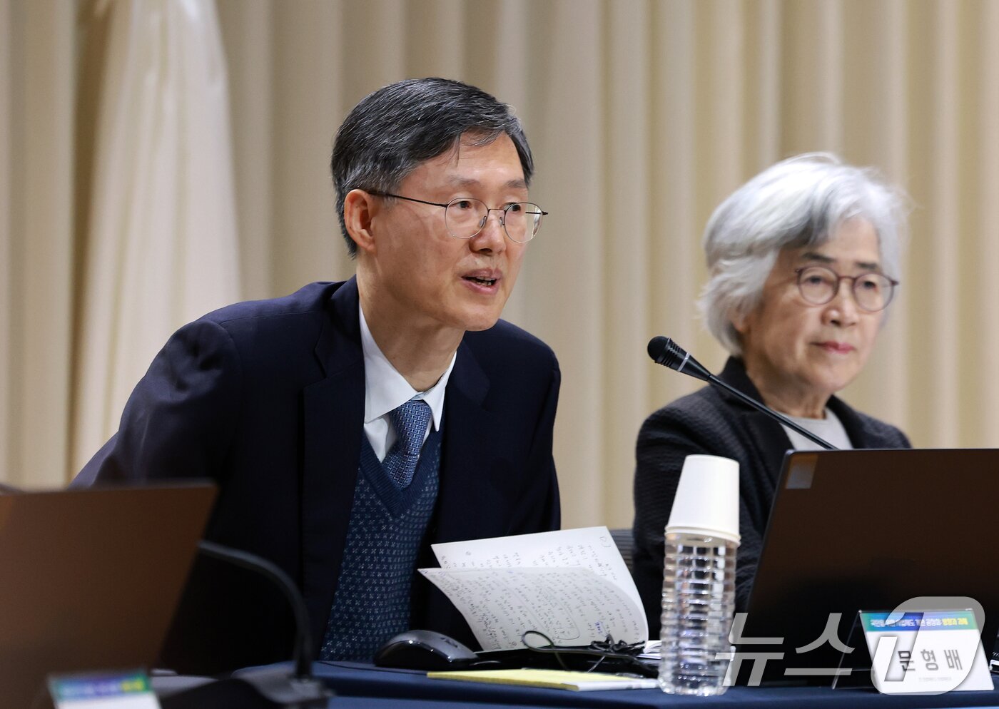 본문 이미지 - 문형배 전 헌법재판관이 11일 서울 서초구 서울법원종합청사에서 &#39;국민을 위한 사법제도 개편&#39; 공청회에서 참석자들에게 인사를 하고 있다. 2025.12.11/뉴스1 ⓒ News1 이호윤 기자