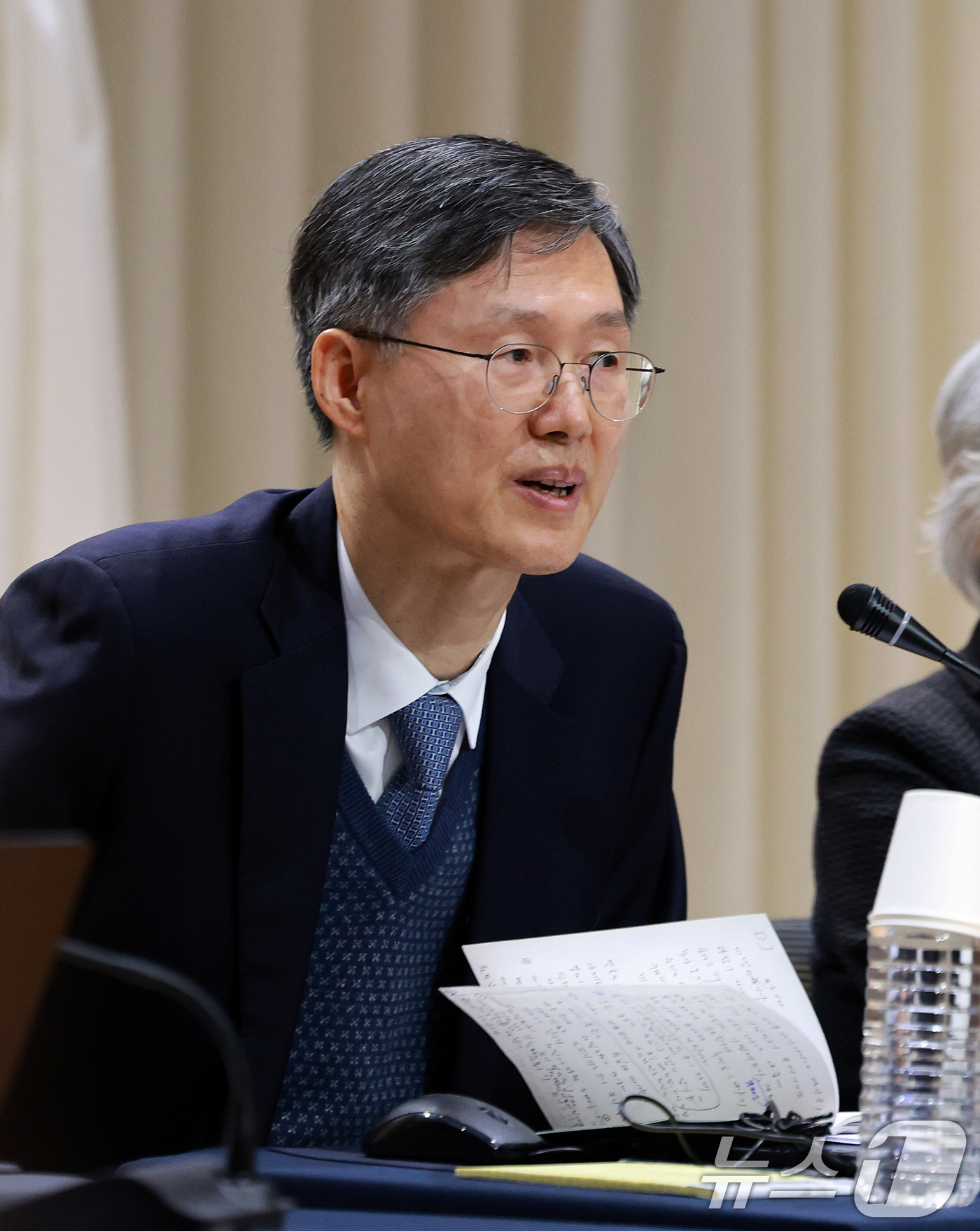 (서울=뉴스1) 이호윤 기자 = 문형배 전 헌법재판관이 11일 서울 서초구 서울법원종합청사에서 '국민을 위한 사법제도 개편' 공청회에서 참석자들에게 인사를 하고 있다. 2025.1 …