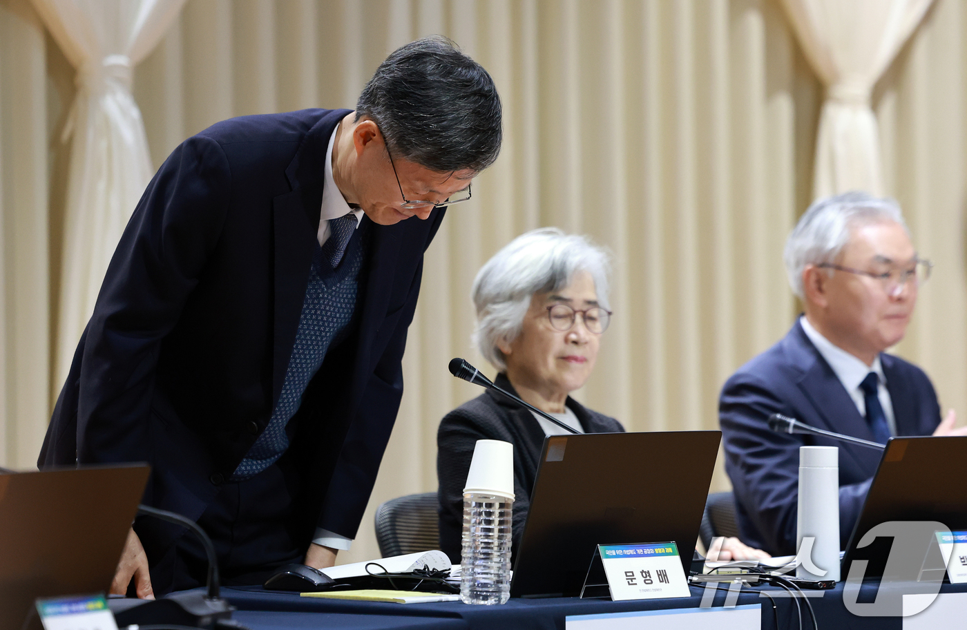 (서울=뉴스1) 이호윤 기자 = 문형배 전 헌법재판관이 11일 서울 서초구 서울법원종합청사에서 '국민을 위한 사법제도 개편' 공청회에서 참석자들에게 인사를 하고 있다. 2025.1 …