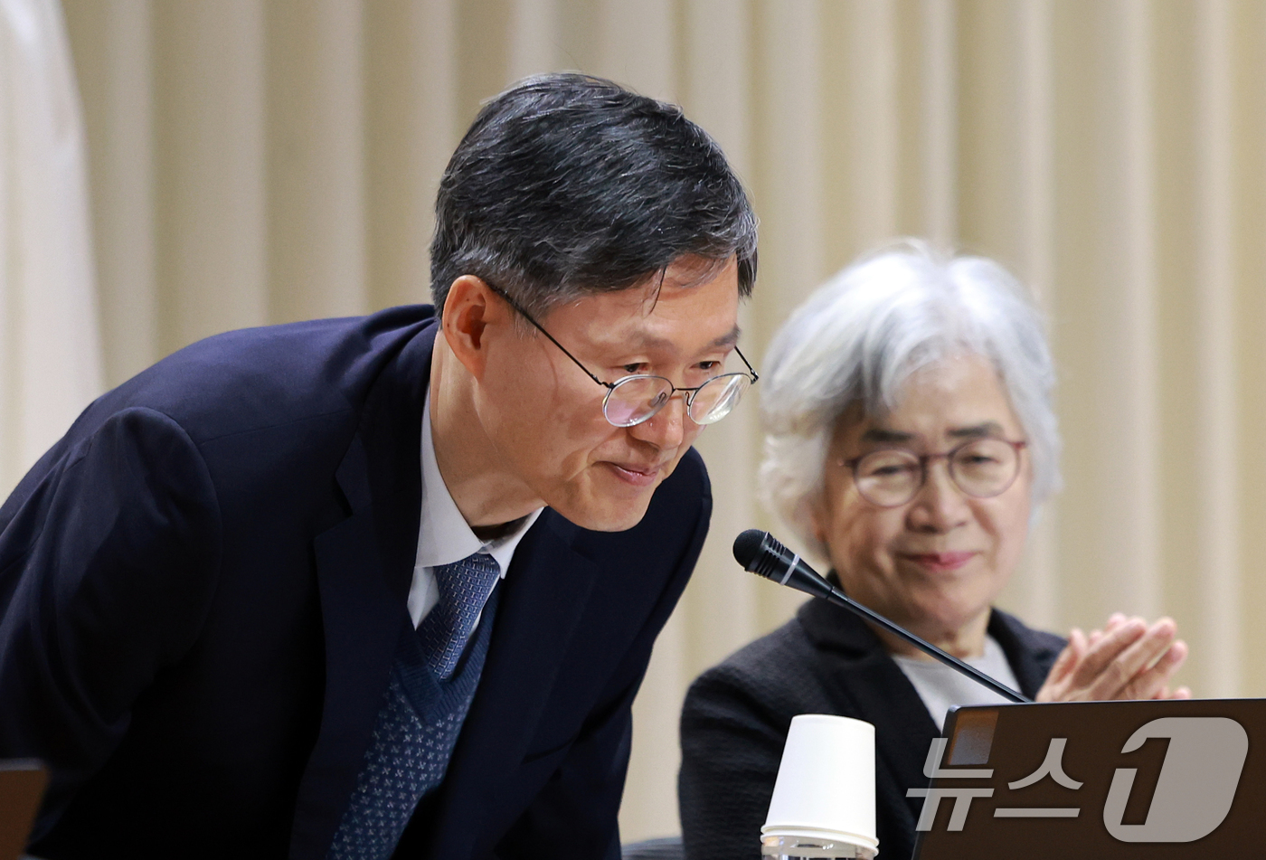 (서울=뉴스1) 이호윤 기자 = 문형배 전 헌법재판관이 11일 서울 서초구 서울법원종합청사에서 '국민을 위한 사법제도 개편' 공청회에서 참석자들에게 인사를 하고 있다. 2025.1 …