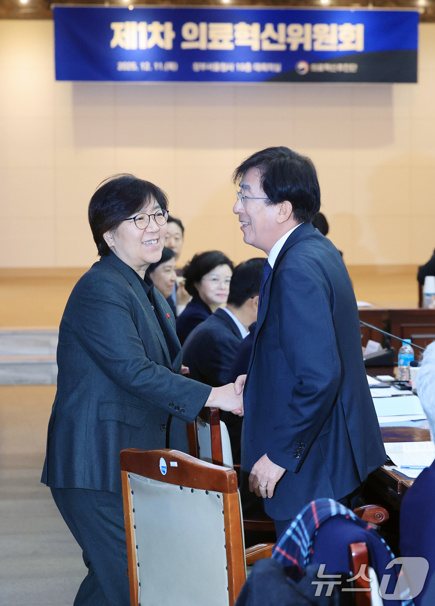 (서울=뉴스1) 임세영 기자 = 정은경 보건복지부 장관(왼쪽)과 정기현 의료혁신위원회 위원장이 11일 서울 종로구 정부서울청사에서 열린 제1차 의료혁신위원회 회의에서 인사를 나누고 …