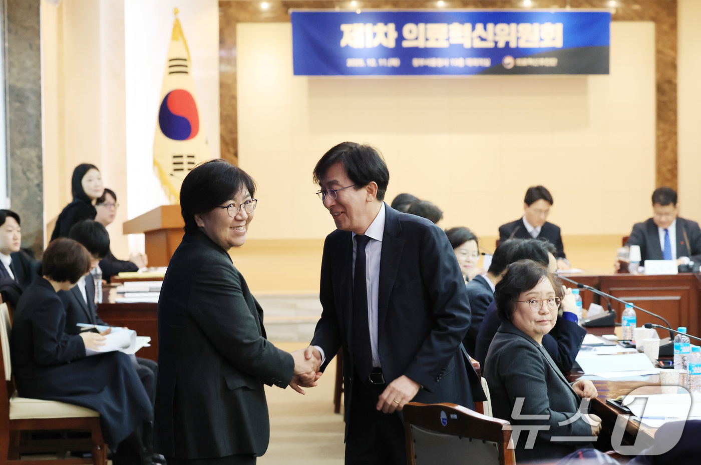 (서울=뉴스1) 임세영 기자 = 정은경 보건복지부 장관(왼쪽)과 정기현 의료혁신위원회 위원장이 11일 서울 종로구 정부서울청사에서 열린 제1차 의료혁신위원회 회의에서 인사를 나누고 …