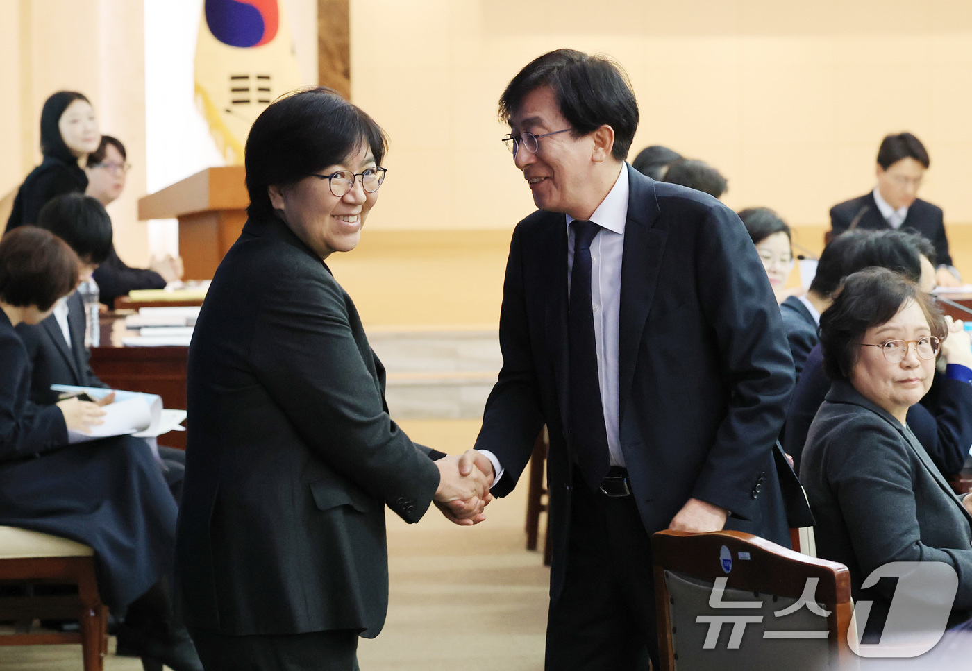 (서울=뉴스1) 임세영 기자 = 정은경 보건복지부 장관(왼쪽)과 정기현 의료혁신위원회 위원장이 11일 서울 종로구 정부서울청사에서 열린 제1차 의료혁신위원회 회의에서 인사를 나누고 …