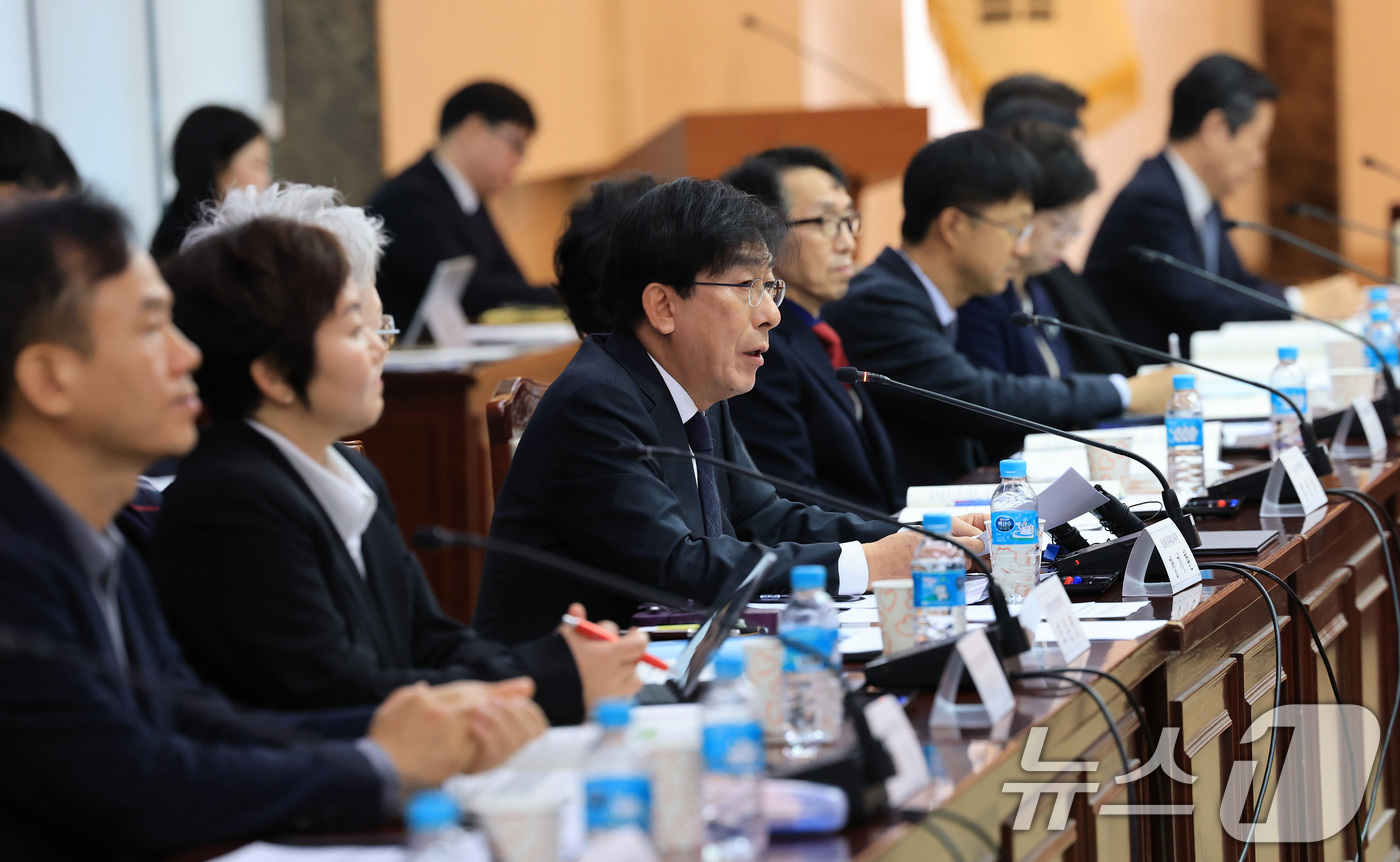 (서울=뉴스1) 임세영 기자 = 정기현 의료혁신위원회 위원장이 11일 서울 종로구 정부서울청사에서 열린 제1차 의료혁신위원회 회의에서 모두발언을 하고 있다. 2025.12.11/뉴 …