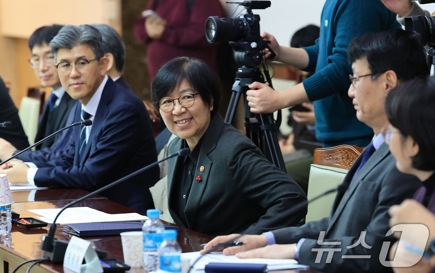 (서울=뉴스1) 임세영 기자 = 정은경 보건복지부 장관이 11일 서울 종로구 정부서울청사에서 열린 제1차 의료혁신위원회 회의에 참석해 자리하고 있다. 2025.12.11/뉴스1