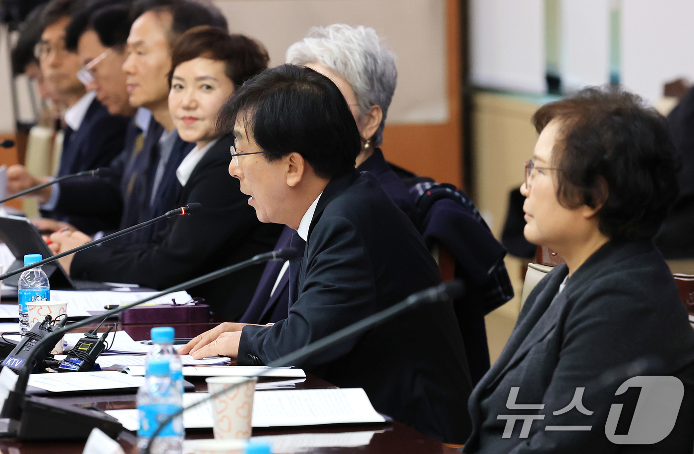 (서울=뉴스1) 임세영 기자 = 정기현 의료혁신위원회 위원장이 11일 서울 종로구 정부서울청사에서 열린 제1차 의료혁신위원회 회의에서 모두발언을 하고 있다. 2025.12.11/뉴 …