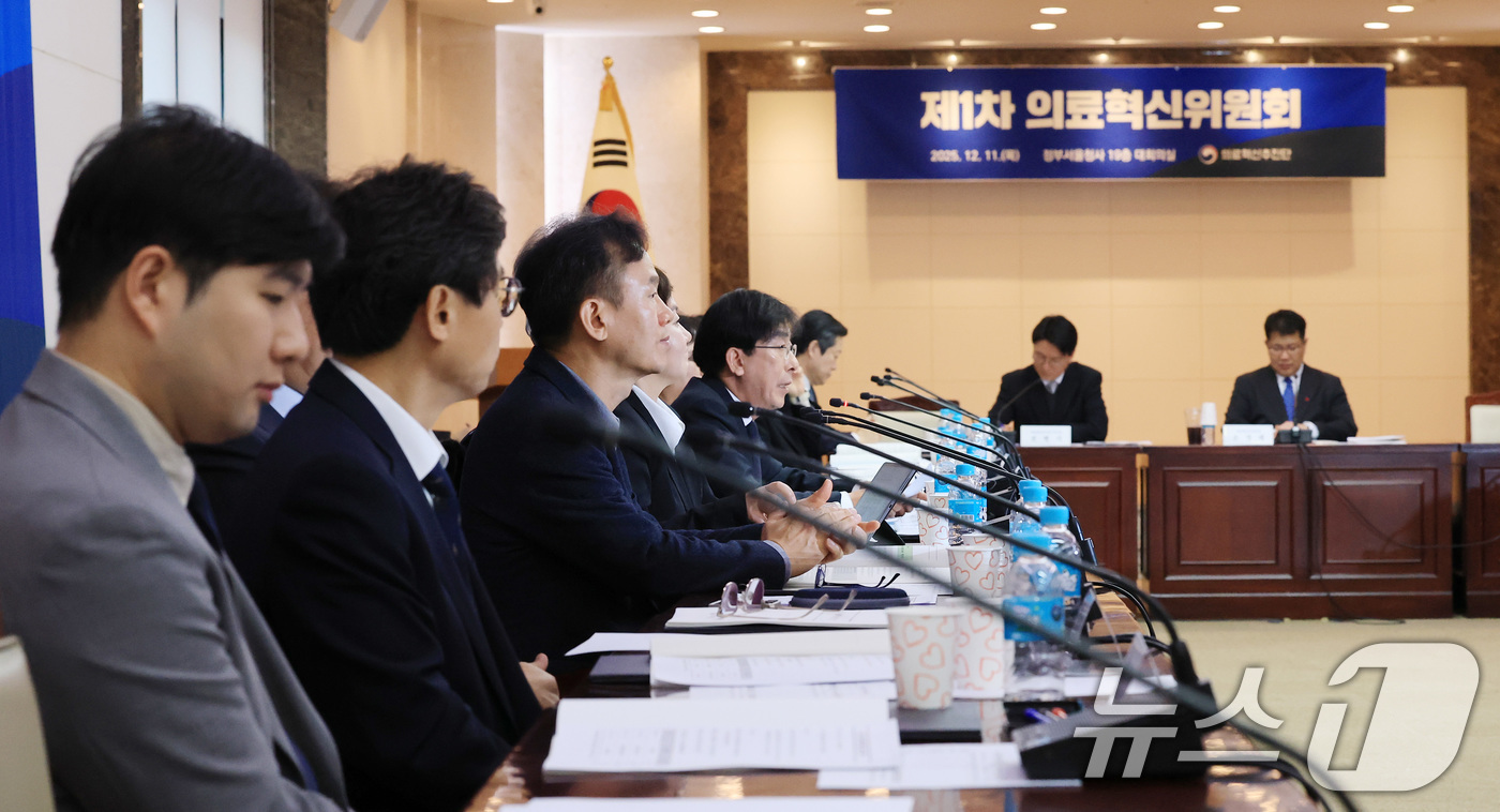 (서울=뉴스1) 임세영 기자 = 정기현 의료혁신위원회 위원장이 11일 서울 종로구 정부서울청사에서 열린 제1차 의료혁신위원회 회의에서 모두발언을 하고 있다. 2025.12.11/뉴 …
