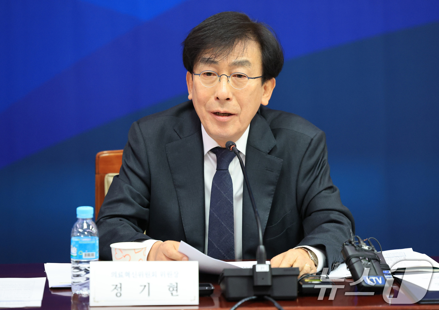 (서울=뉴스1) 임세영 기자 = 정기현 의료혁신위원회 위원장이 11일 서울 종로구 정부서울청사에서 열린 제1차 의료혁신위원회 회의에서 모두발언을 하고 있다. 2025.12.11/뉴 …