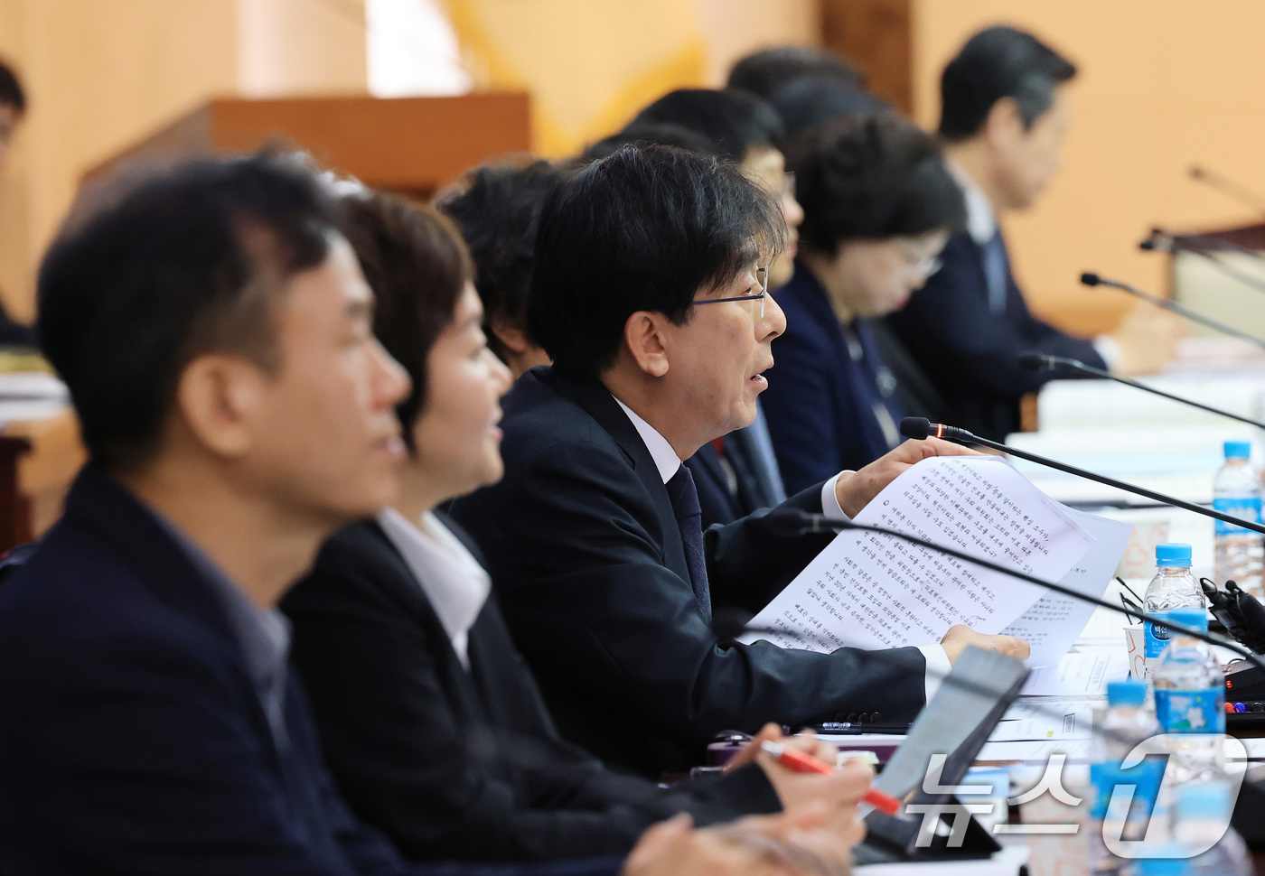 (서울=뉴스1) 임세영 기자 = 정기현 의료혁신위원회 위원장이 11일 서울 종로구 정부서울청사에서 열린 제1차 의료혁신위원회 회의에서 모두발언을 하고 있다. 2025.12.11/뉴 …