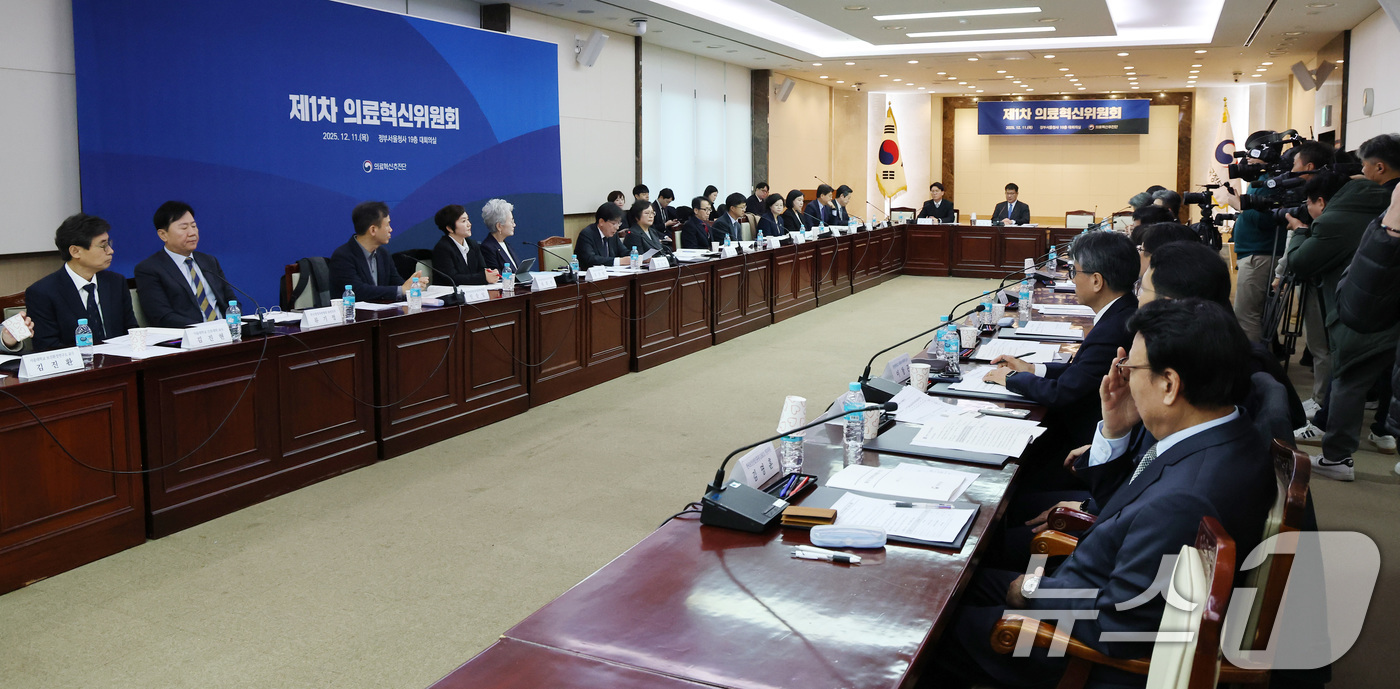 (서울=뉴스1) 임세영 기자 = 정기현 의료혁신위원회 위원장이 11일 서울 종로구 정부서울청사에서 열린 제1차 의료혁신위원회 회의에서 모두발언을 하고 있다. 2025.12.11/뉴 …