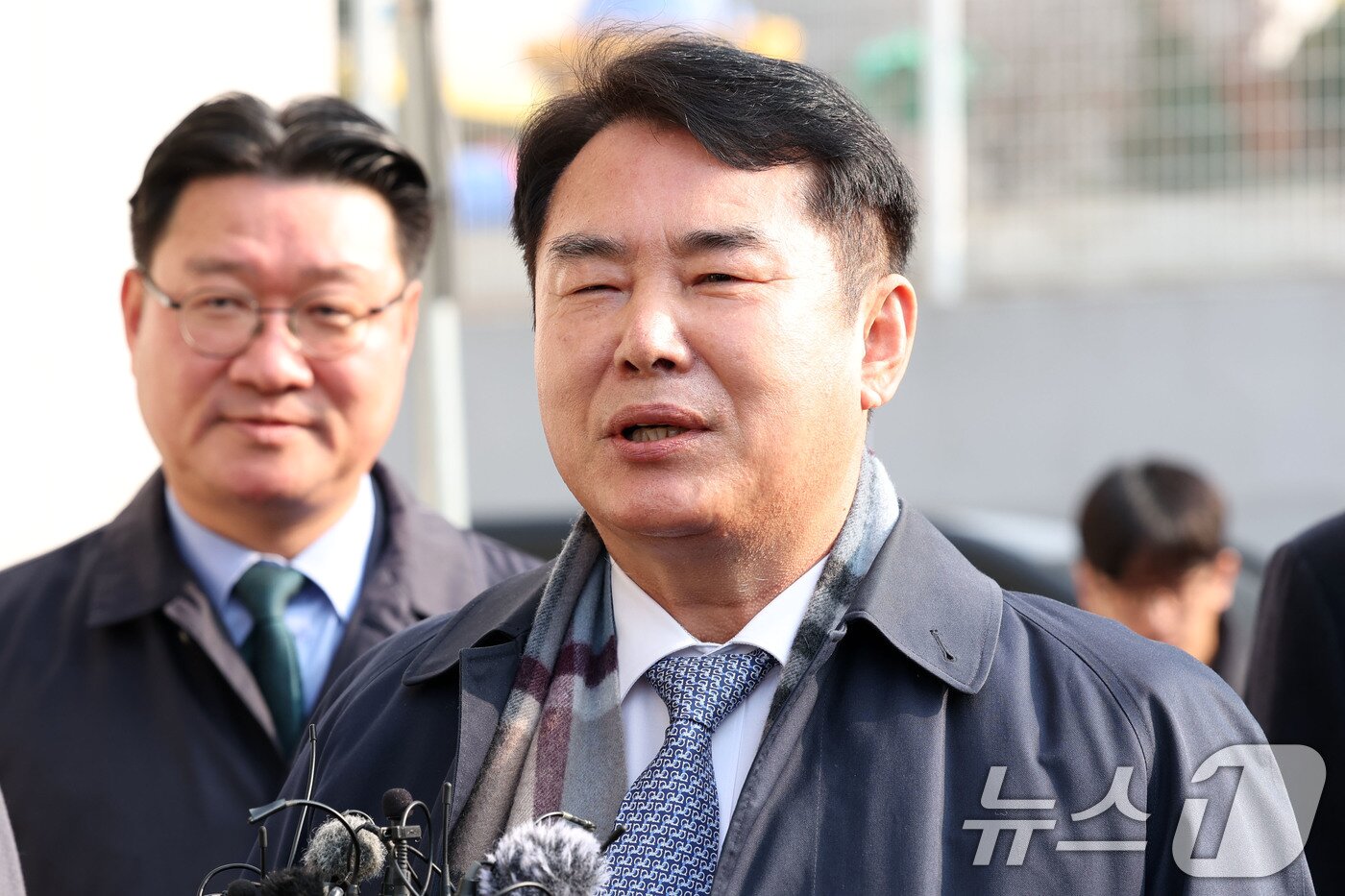 본문 이미지 - 이정선 광주시교육감이 11일 오전 광주 동구 지방법원에서 열리는 사전구속영장 실질심사에 출석하기 전 발언하고 있다. 이 교육감은 지난 2022년 신임 감사관 임용 절차에 개입한&#40;직권남용 권리행사&#41; 혐의를 받고 있다. 2025.12.11/뉴스1 ⓒ News1 이승현 기자