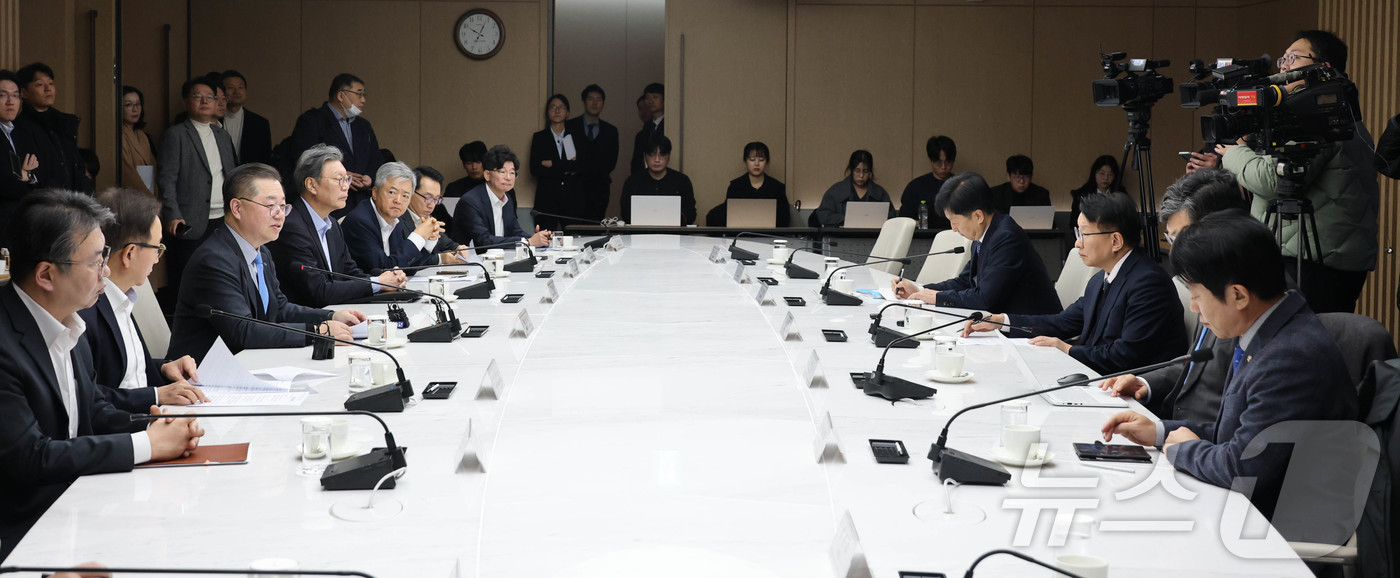 (서울=뉴스1) = 박일준 대한상공회의소 상근부회장이 11일 서울 중구 대한상공회의소 회관에서 열린 '더불어민주당 코스피5000특위·경제형벌민사책임합리화TF-경제8단체 간담회'에서 …