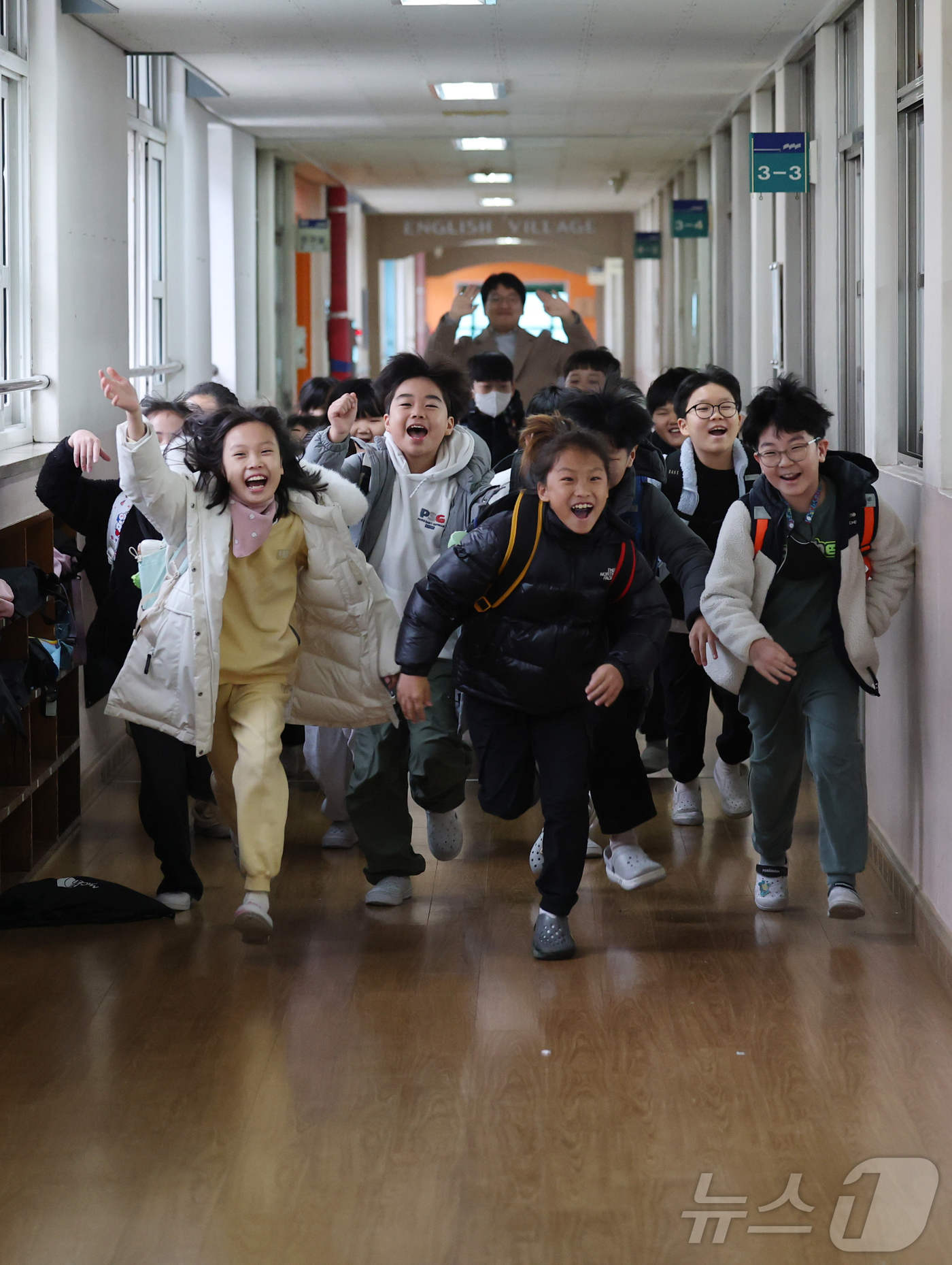 (대전=뉴스1) 김기태 기자 = 대전지역 학교가 순차적으로 방학에 돌입한 가운데 11일 대전 서구 도마초등학교에서 방학을 맞은 3학년 학생들이 하교하며 환호하고 있다.