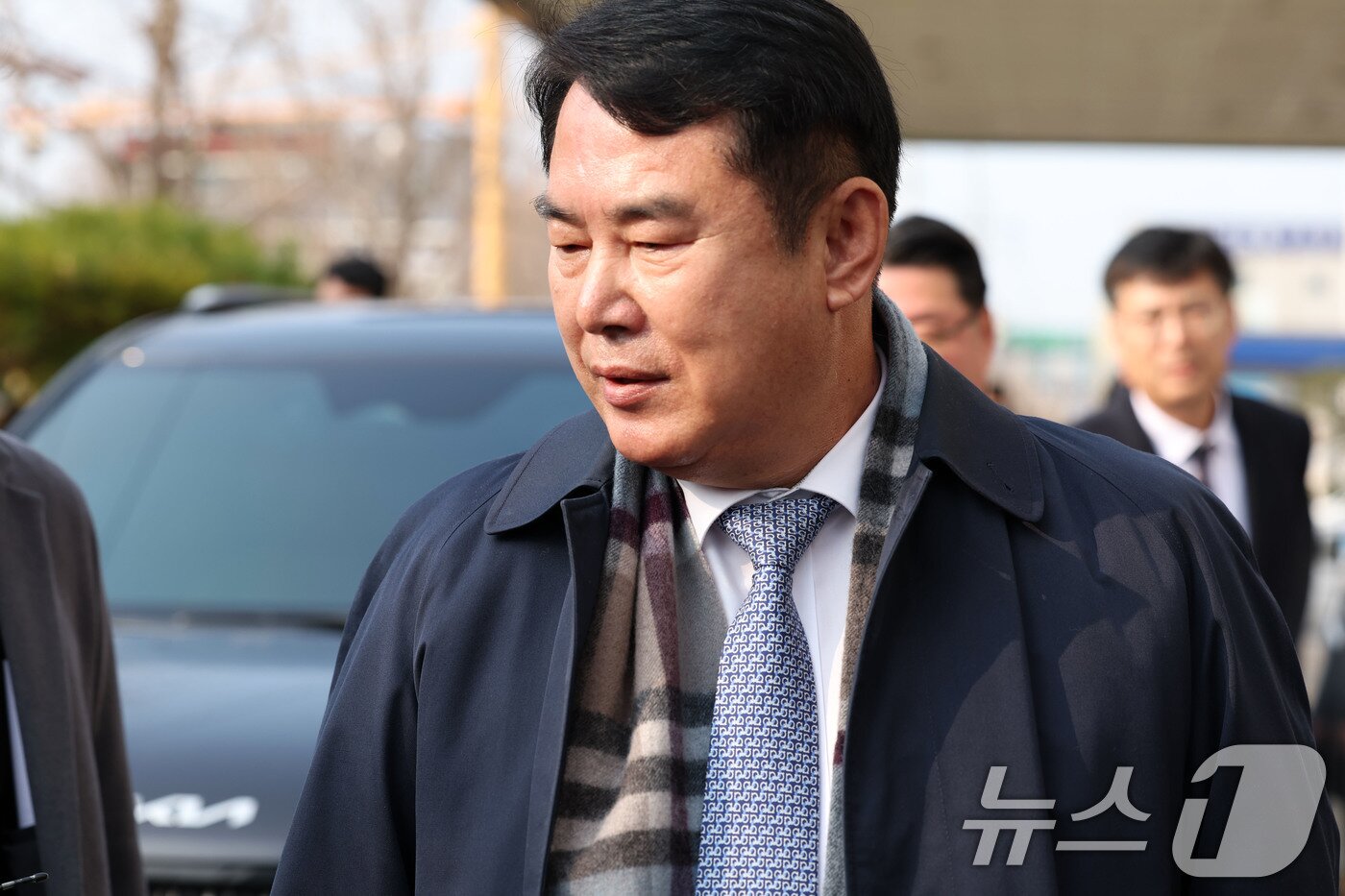 본문 이미지 - 이정선 광주시교육감이 11일 오전 사전구속영장 실질심사에 출석하기 위해 광주 동구 광주지방법원에 들어서고 있다. 이 교육감은 지난 2022년 신임 감사관 임용 절차에 개입한&#40;직권남용 권리행사&#41; 혐의를 받고 있다. 2025.12.11/뉴스1 ⓒ News1 이승현 기자