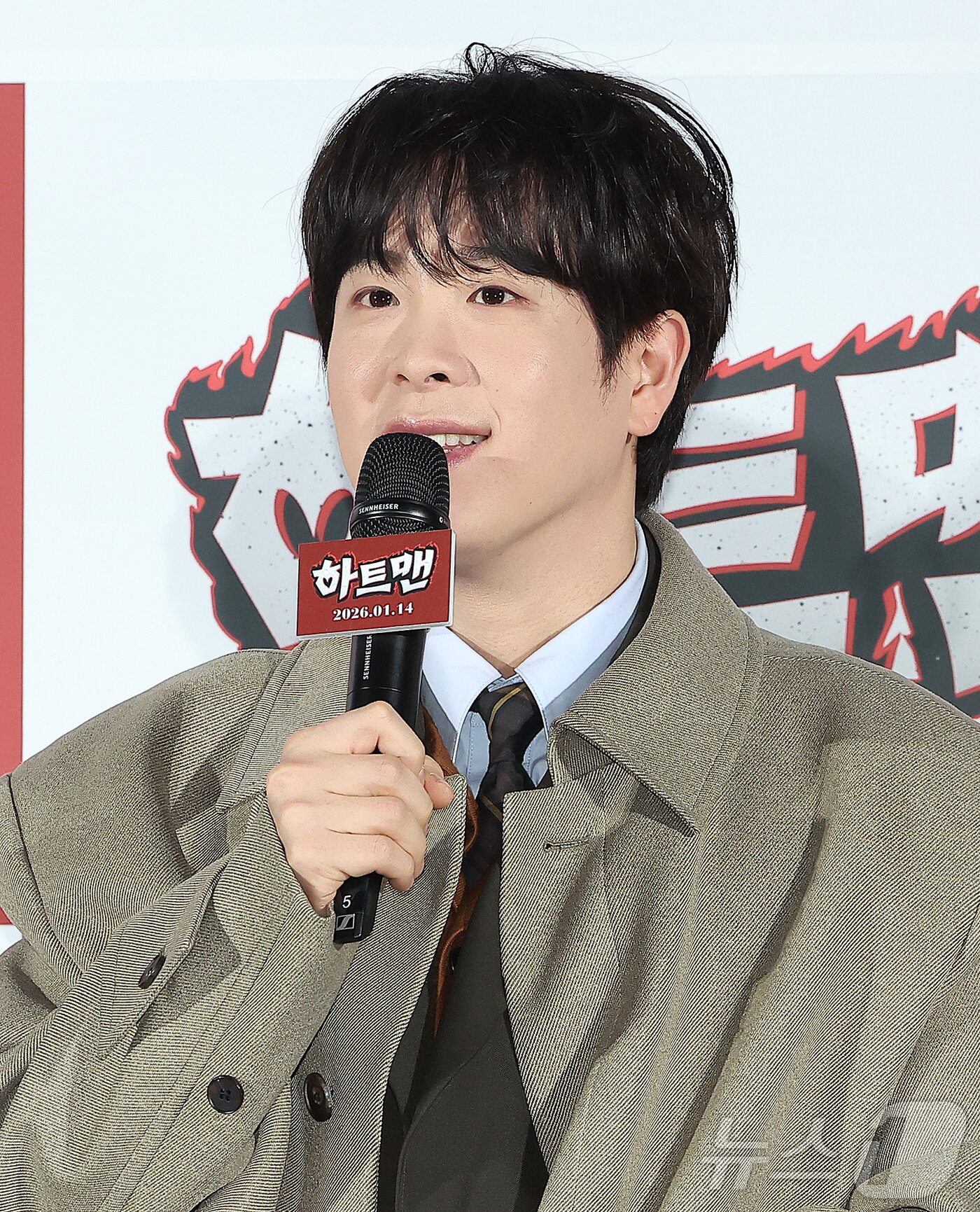 본문 이미지 - 배우 표지훈이 11일 오전 서울 광진구 롯데시네마 건대입구에서 열린 영화 ‘하트맨’ 제작보고회에 참석해 인사말을 하고 있다. ‘하트맨’은 돌아온 남자 승민&#40;권상우&#41;이 다시 만난 첫사랑을 놓치지 않기 위해 고군분투하지만, 첫사랑에게 절대 말할 수 없는 비밀이 생기며 벌어지는 코미디로 내년 1월 14일 개봉한다. 2025.12.11/뉴스1 ⓒ News1 김진환 기자