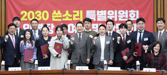 기념 촬영하는 장동혁 대표